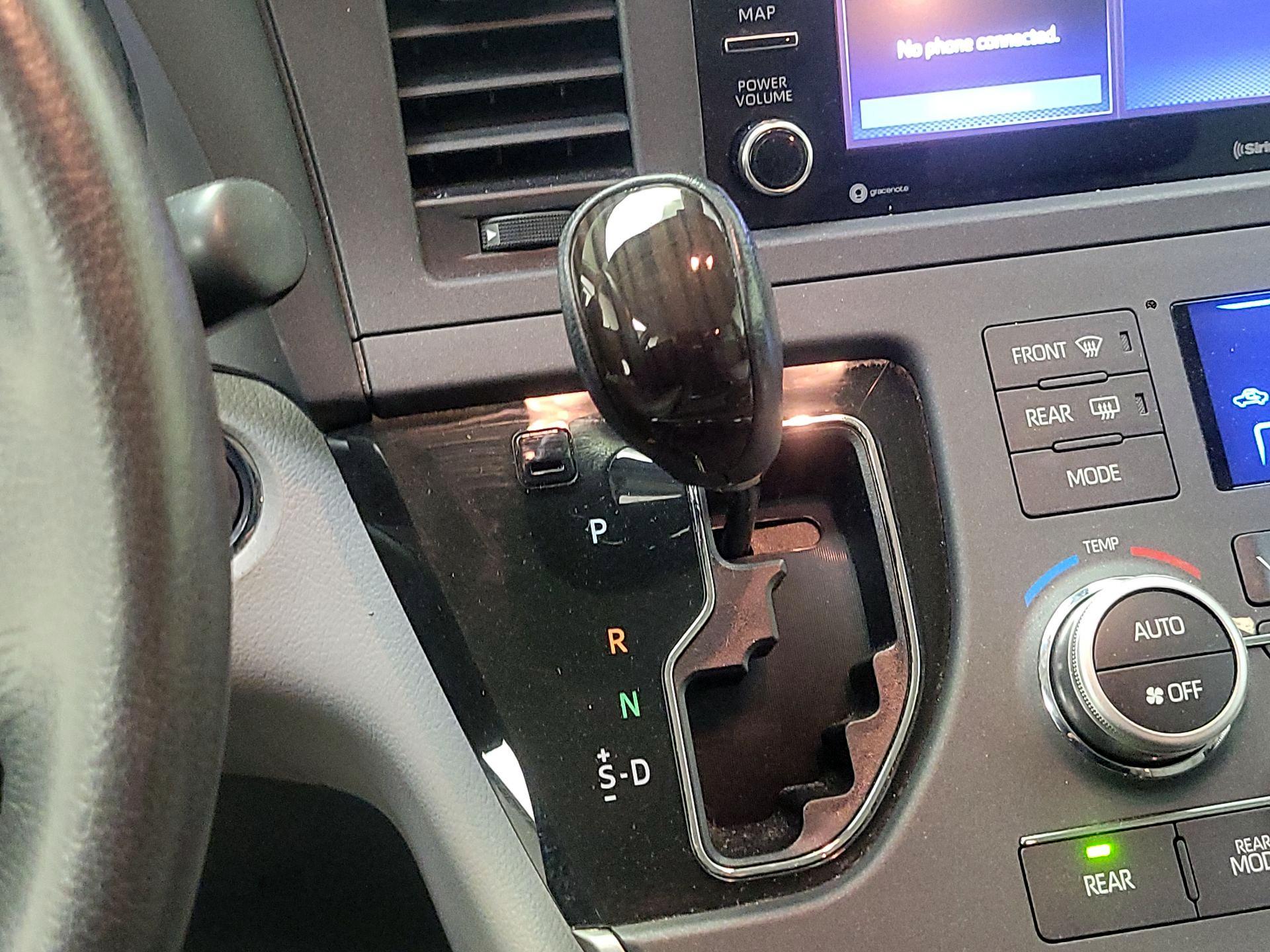 Thumbnail: 2020 Toyota Sienna - 17