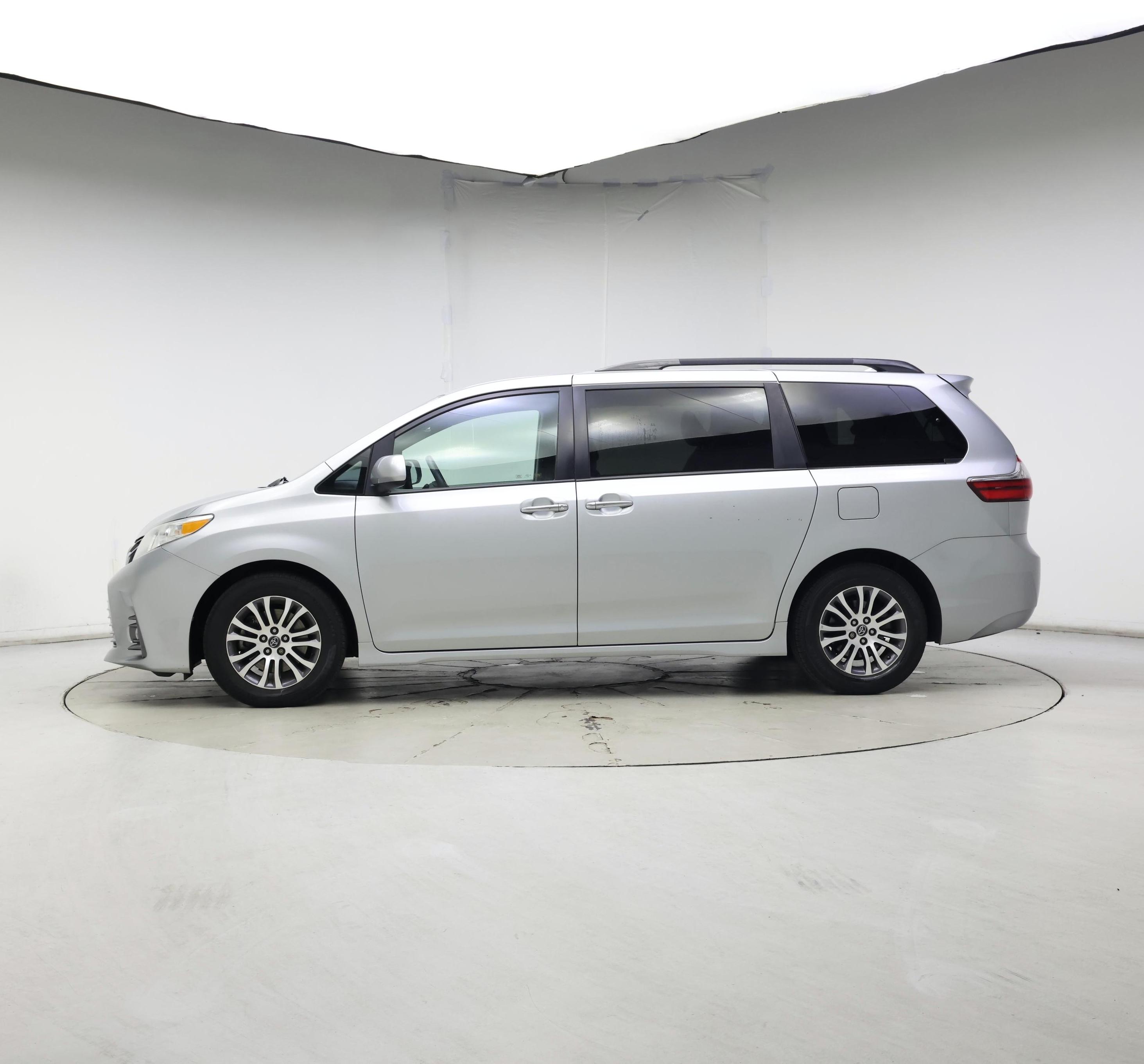 Thumbnail: 2020 Toyota Sienna - 3
