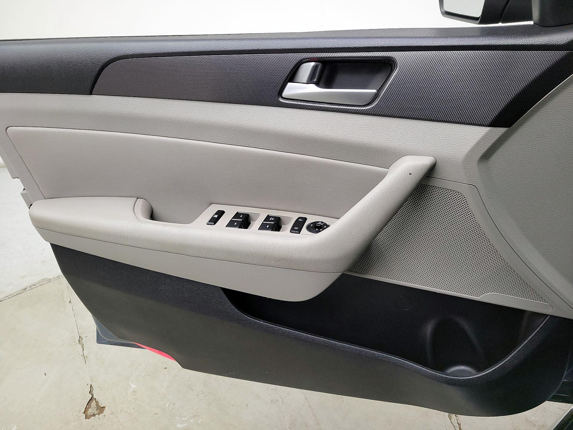 Thumbnail: 2016 Hyundai Sonata - 12