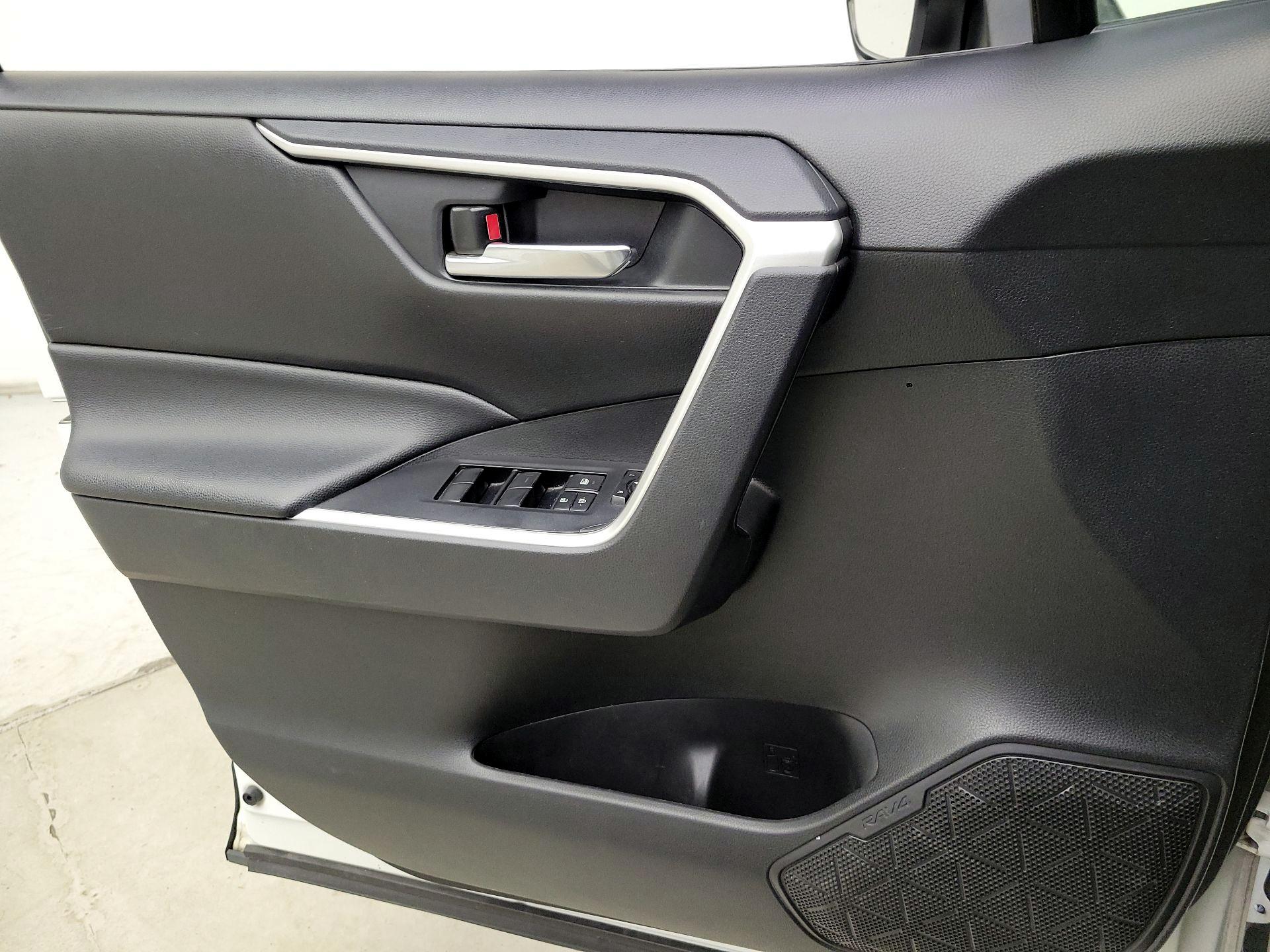 Thumbnail: 2020 Toyota RAV4 - 12