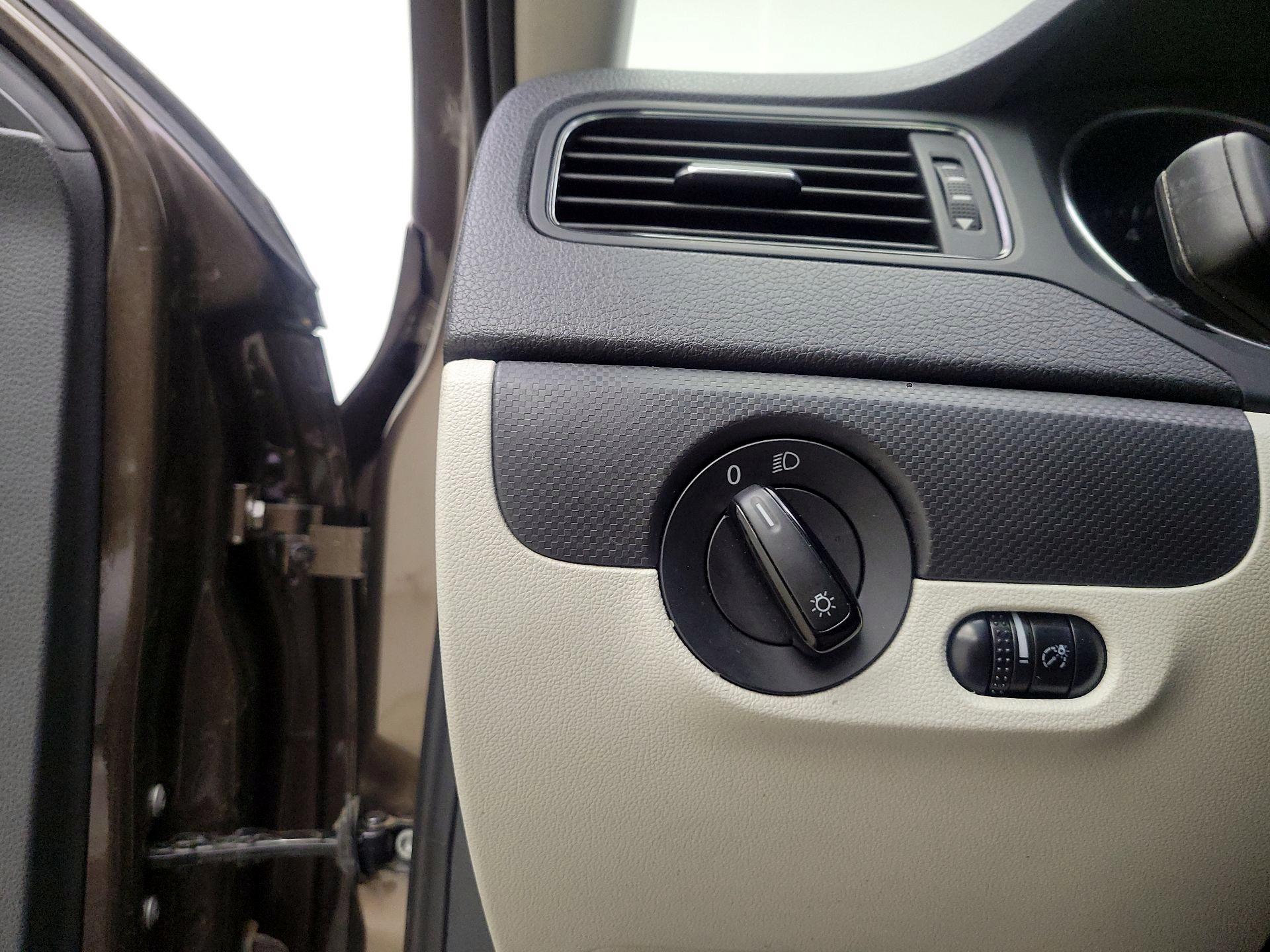 Thumbnail: 2015 Volkswagen Jetta - 13