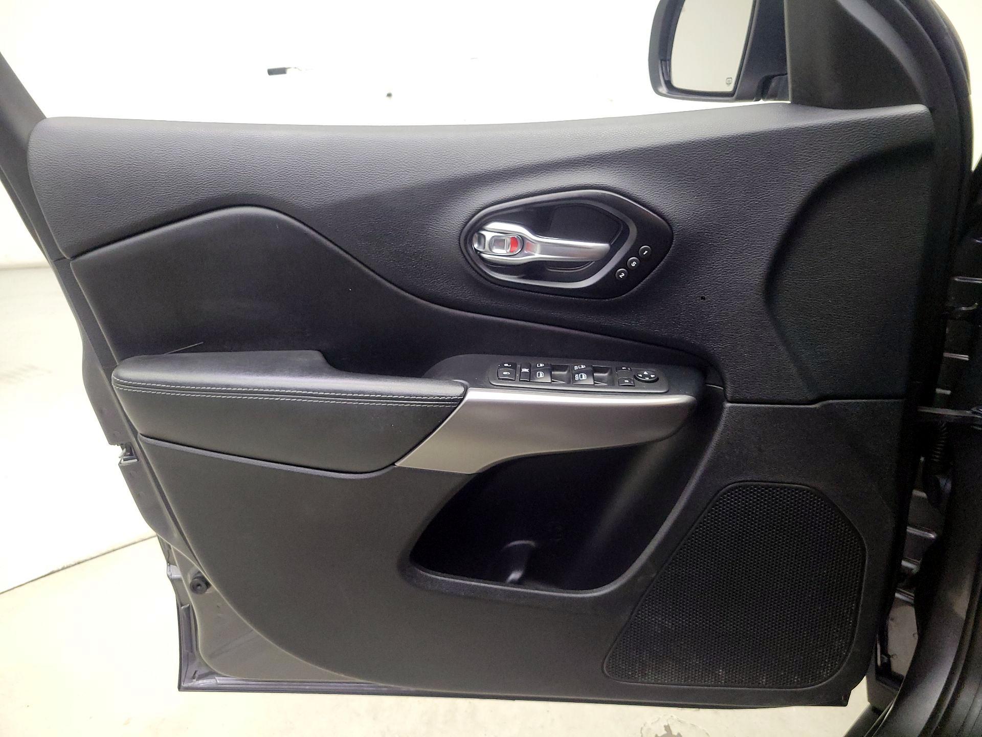 Thumbnail: 2021 Jeep Cherokee - 12