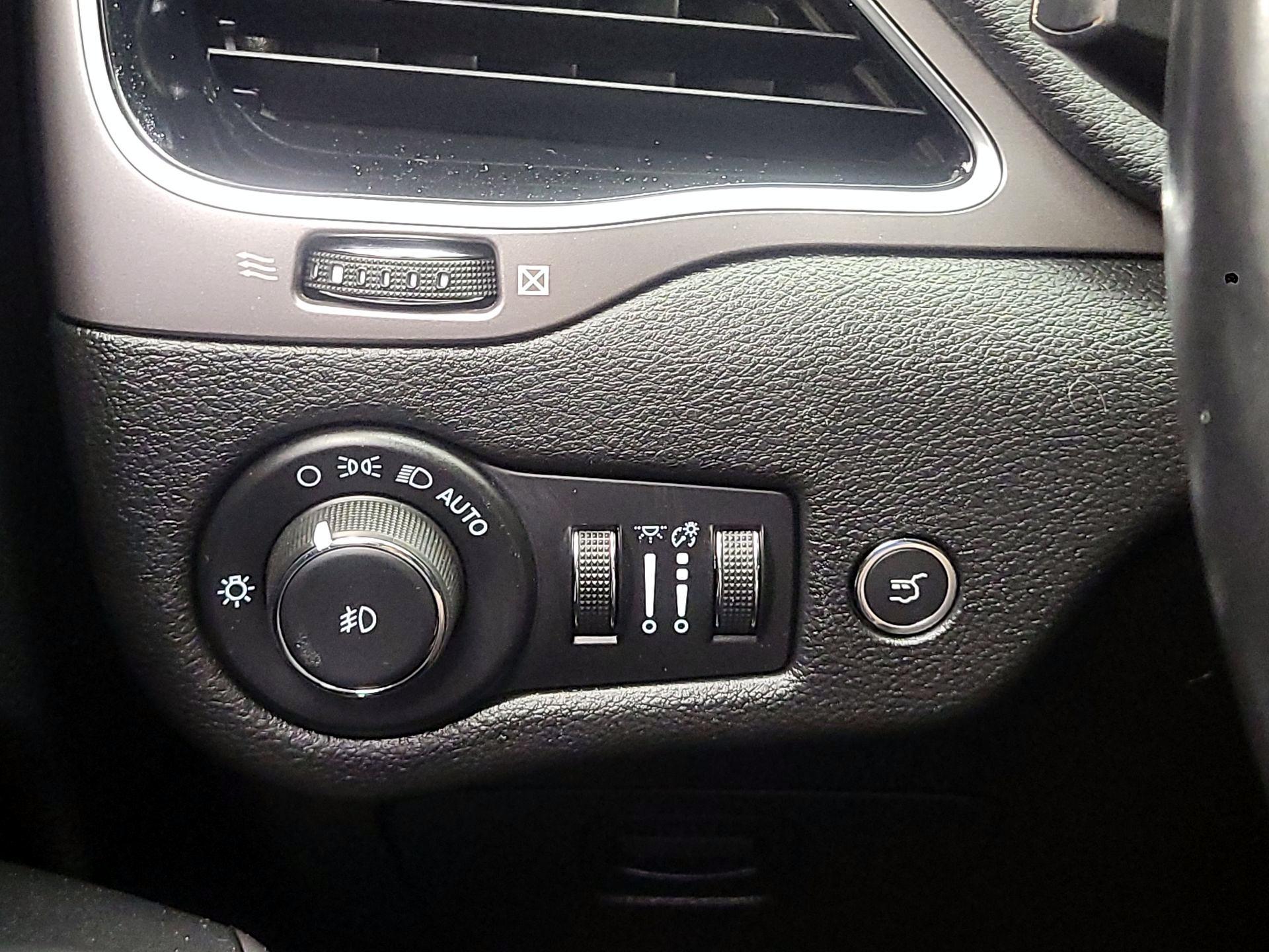 Thumbnail: 2021 Jeep Cherokee - 13