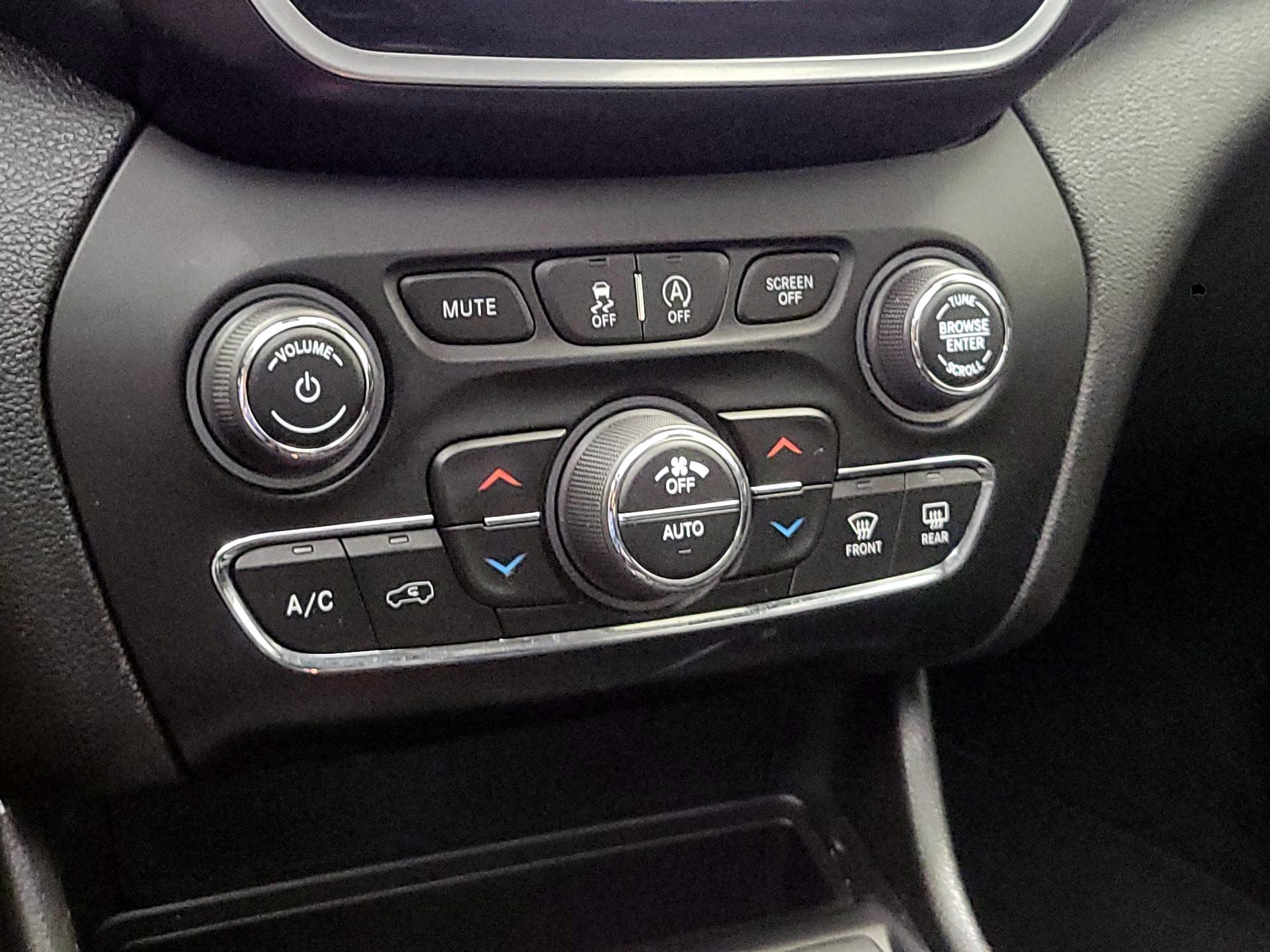 Thumbnail: 2021 Jeep Cherokee - 16