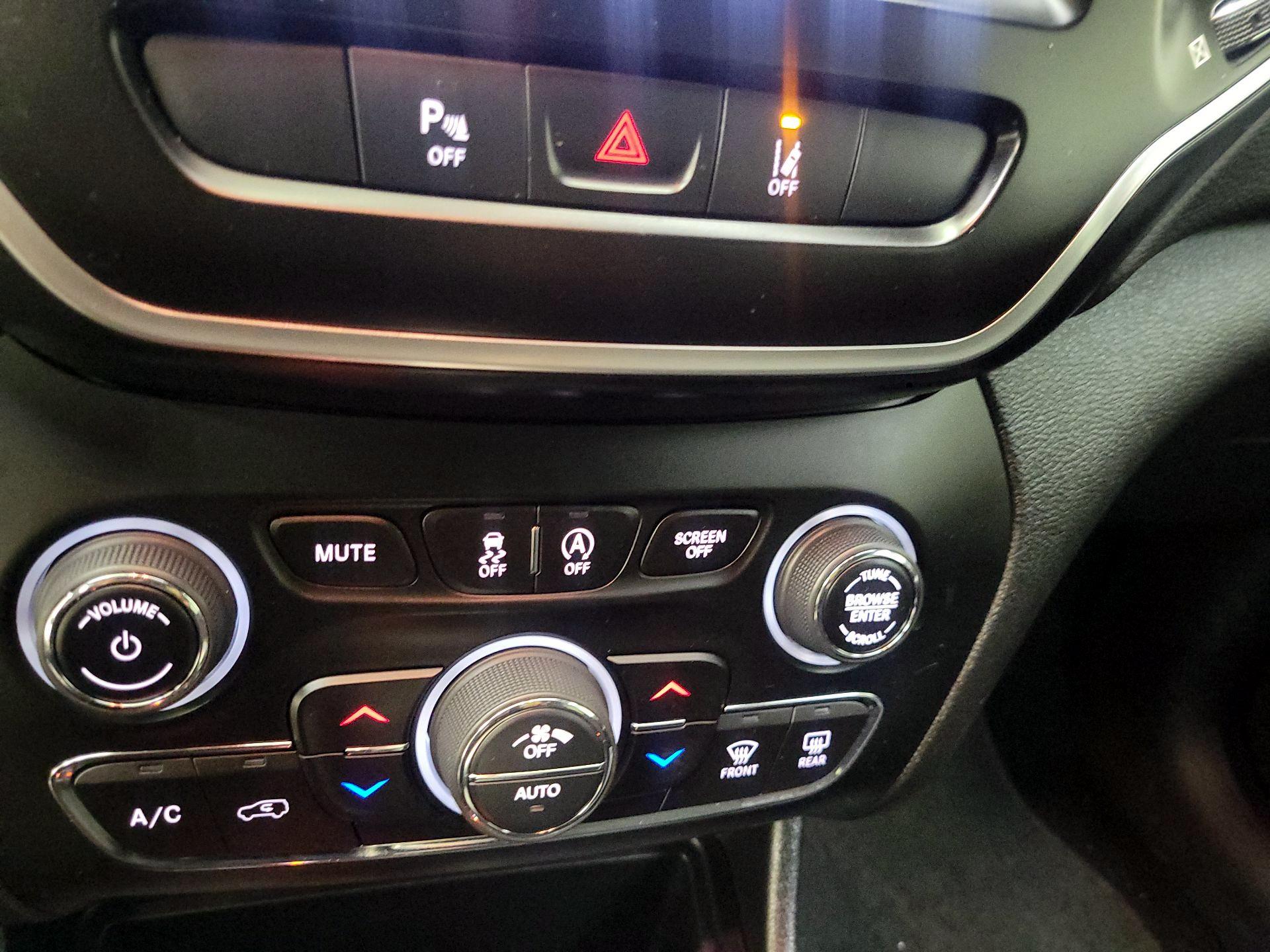 Thumbnail: 2021 Jeep Cherokee - 16