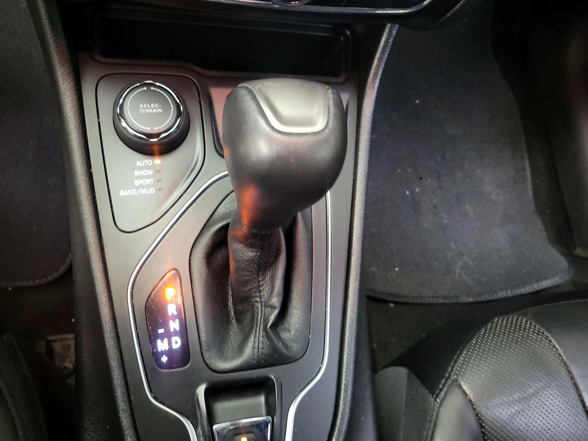 Thumbnail: 2021 Jeep Cherokee - 17