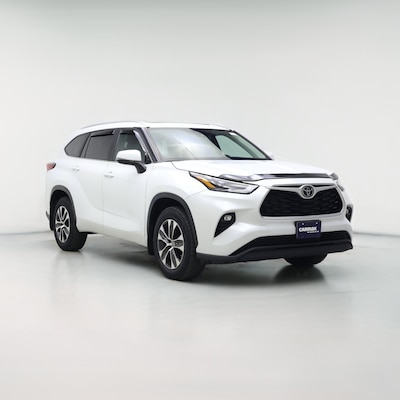 White 2023 Toyota Highlander XLE