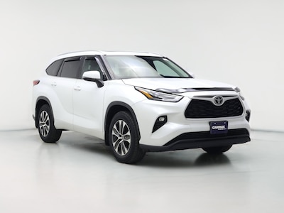 White 2023 Toyota Highlander XLE