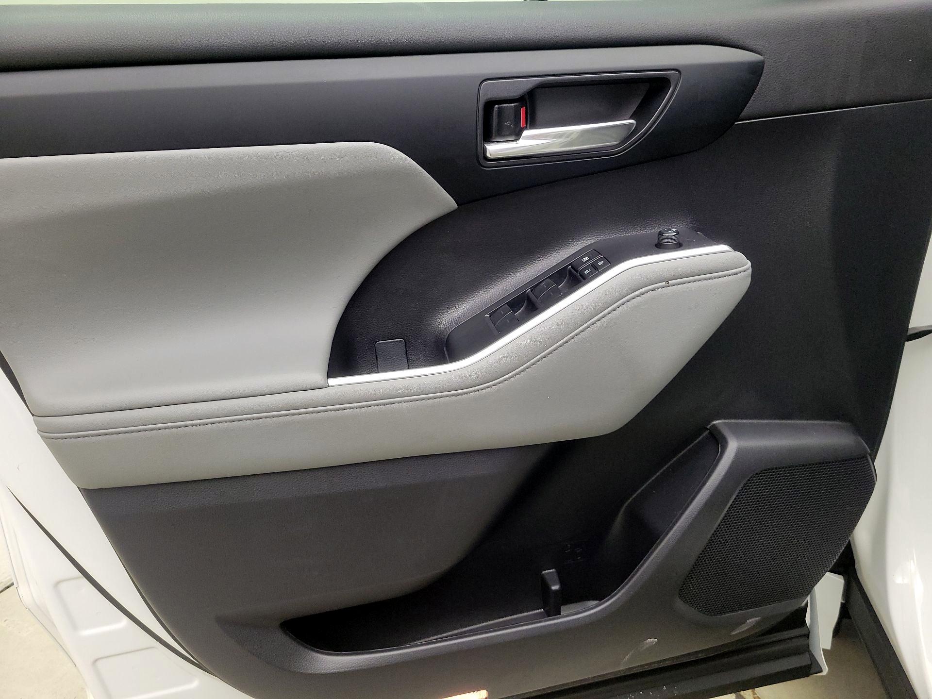 Thumbnail: 2023 Toyota Highlander - 12