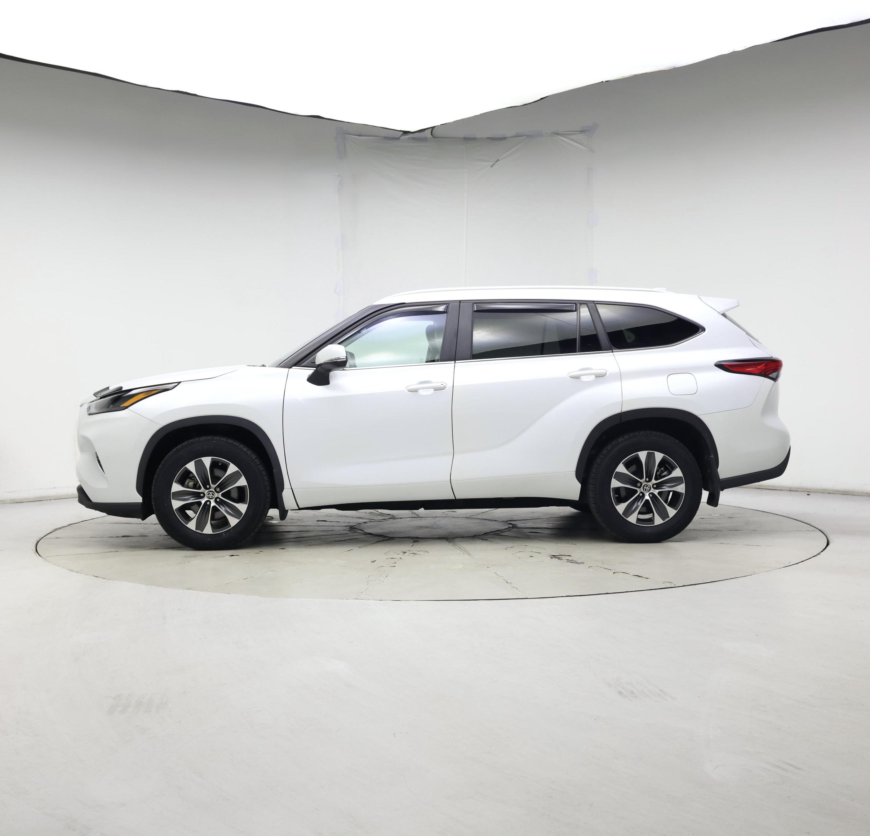 Thumbnail: 2023 Toyota Highlander - 3