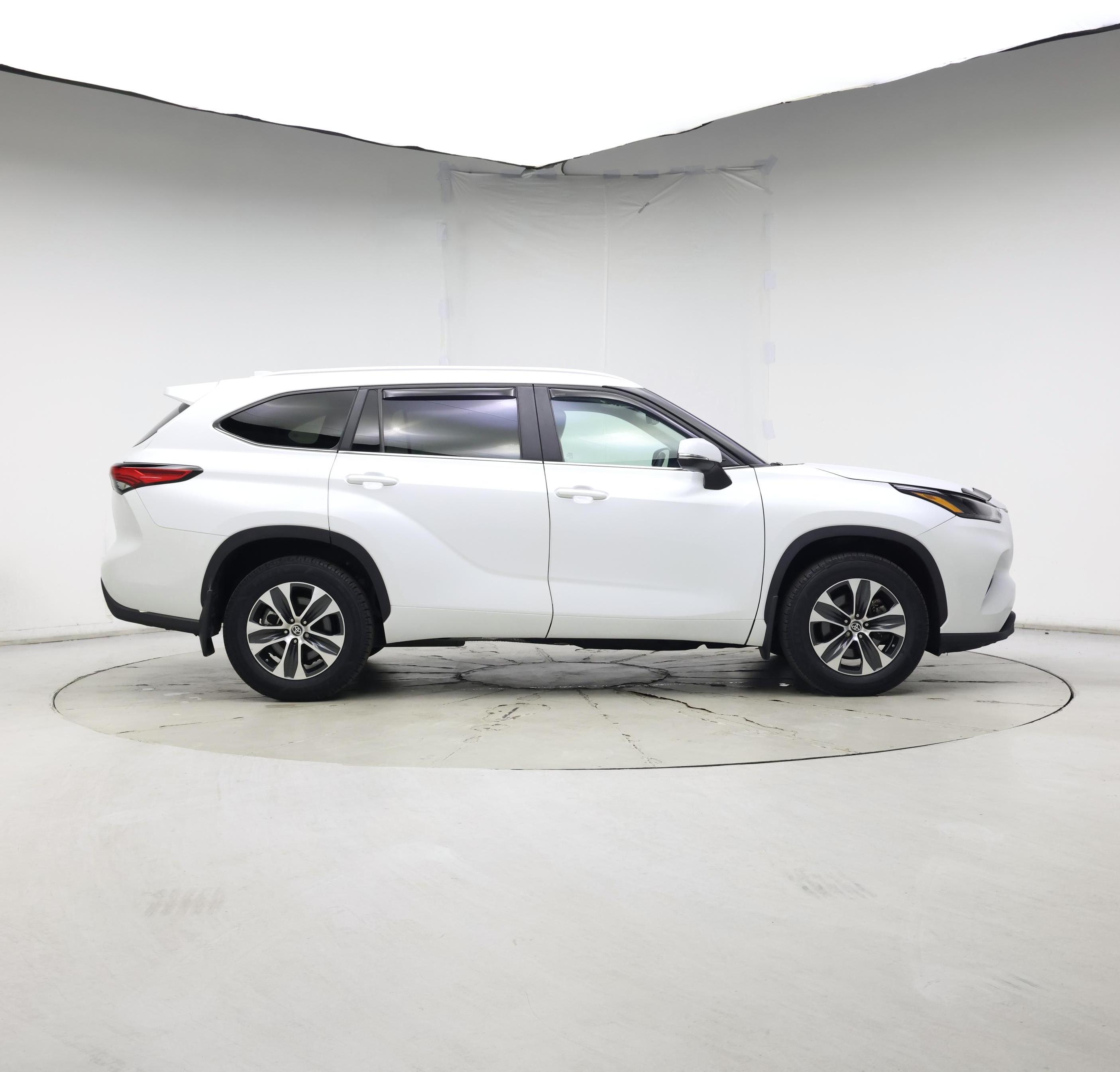 Thumbnail: 2023 Toyota Highlander - 7