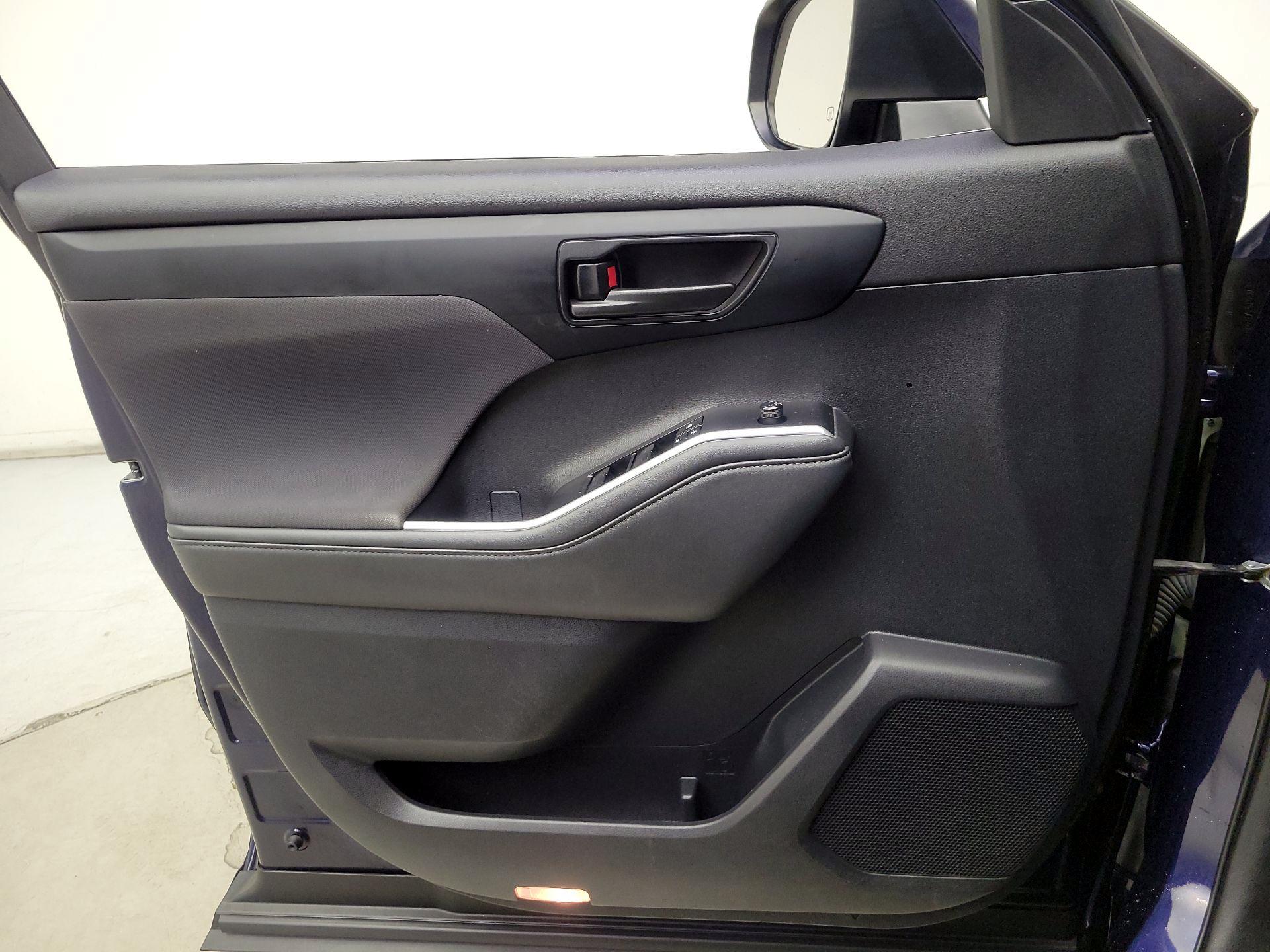 Thumbnail: 2022 Toyota Highlander - 12