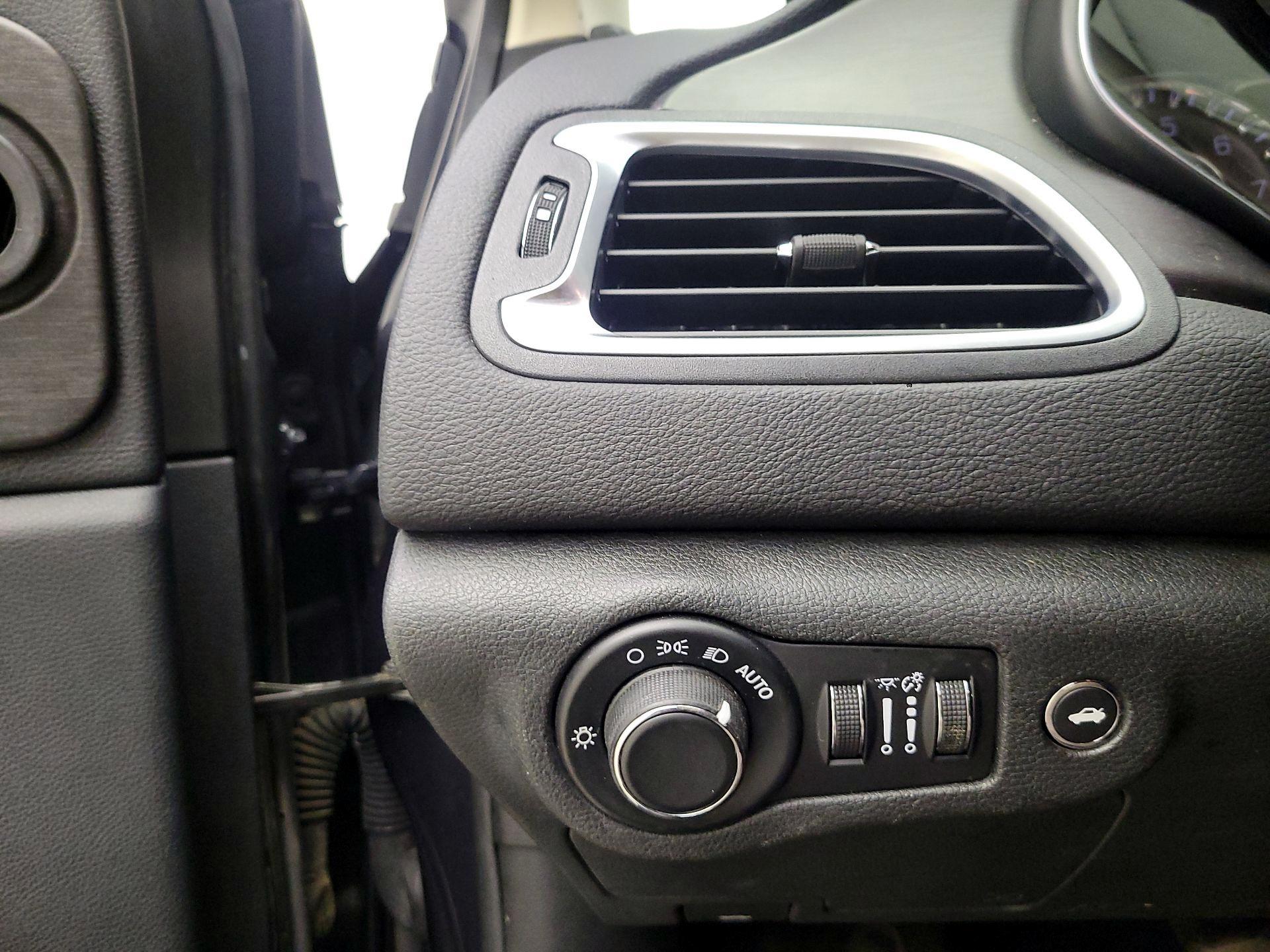 Thumbnail: 2016 Chrysler 200 - 13