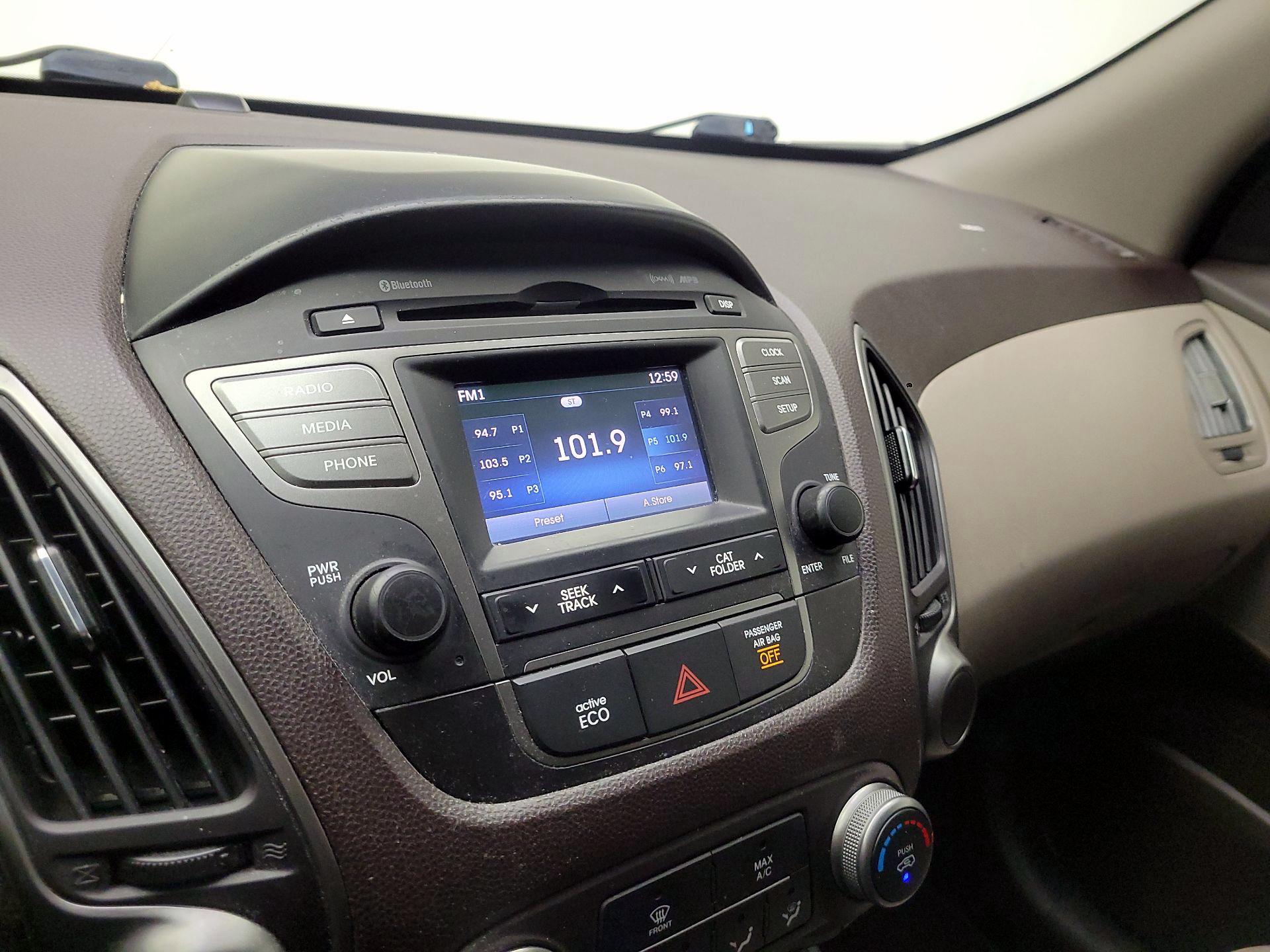 Thumbnail: 2015 Hyundai Tucson - 15