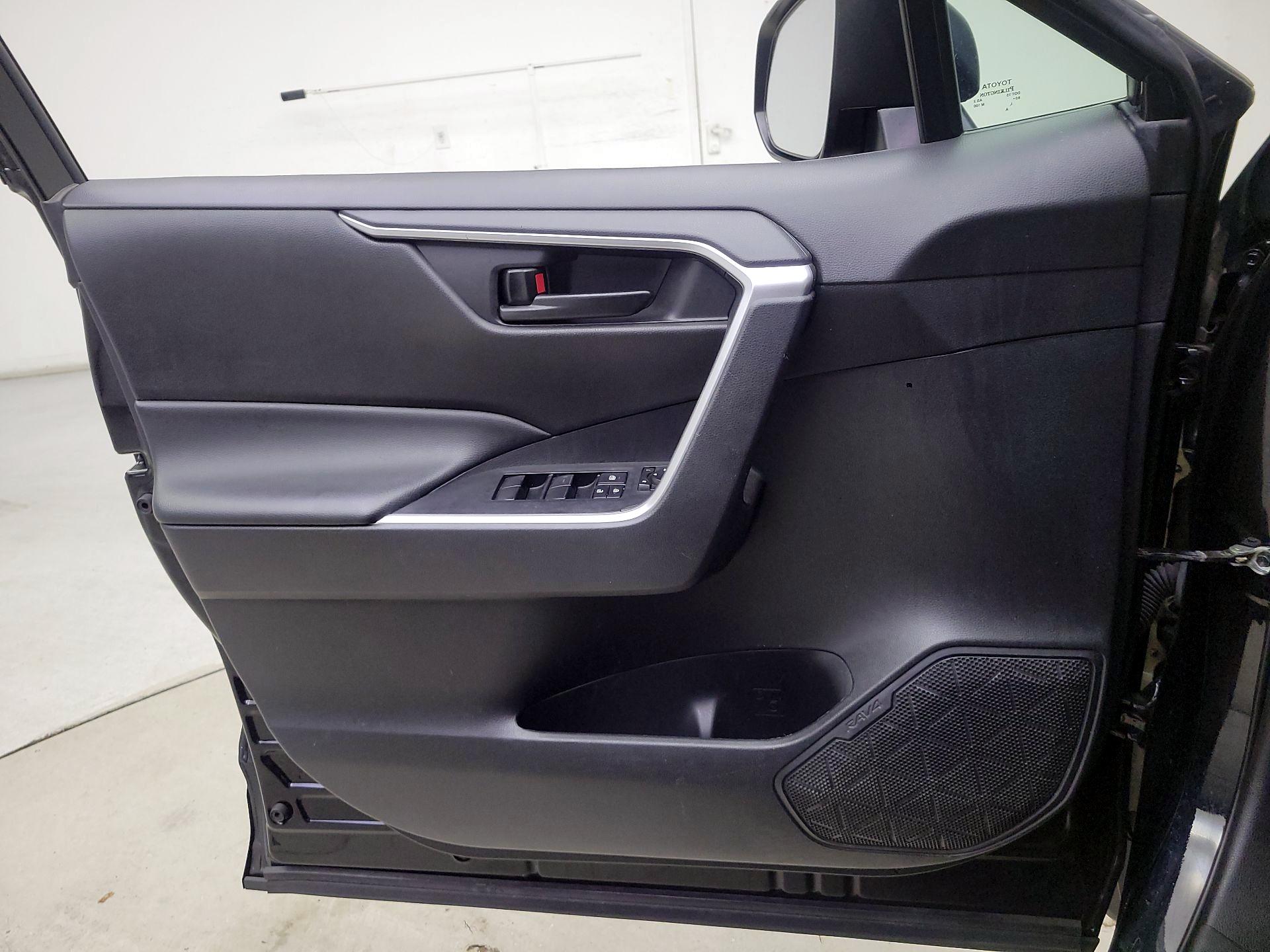 Thumbnail: 2022 Toyota RAV4 - 12