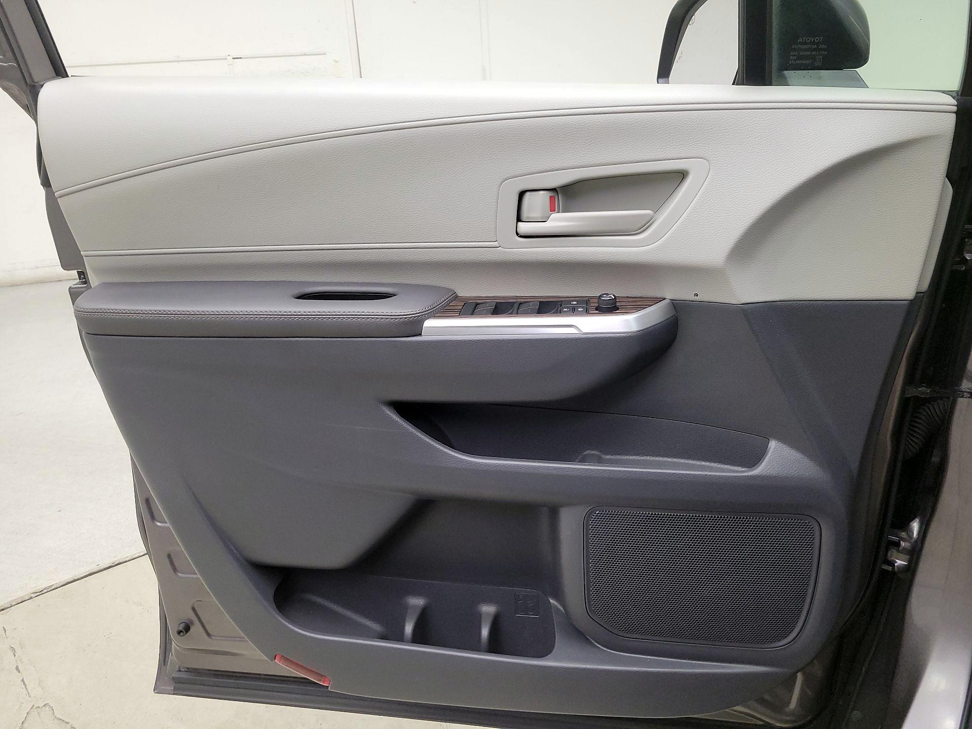 Thumbnail: 2023 Toyota Sienna - 12