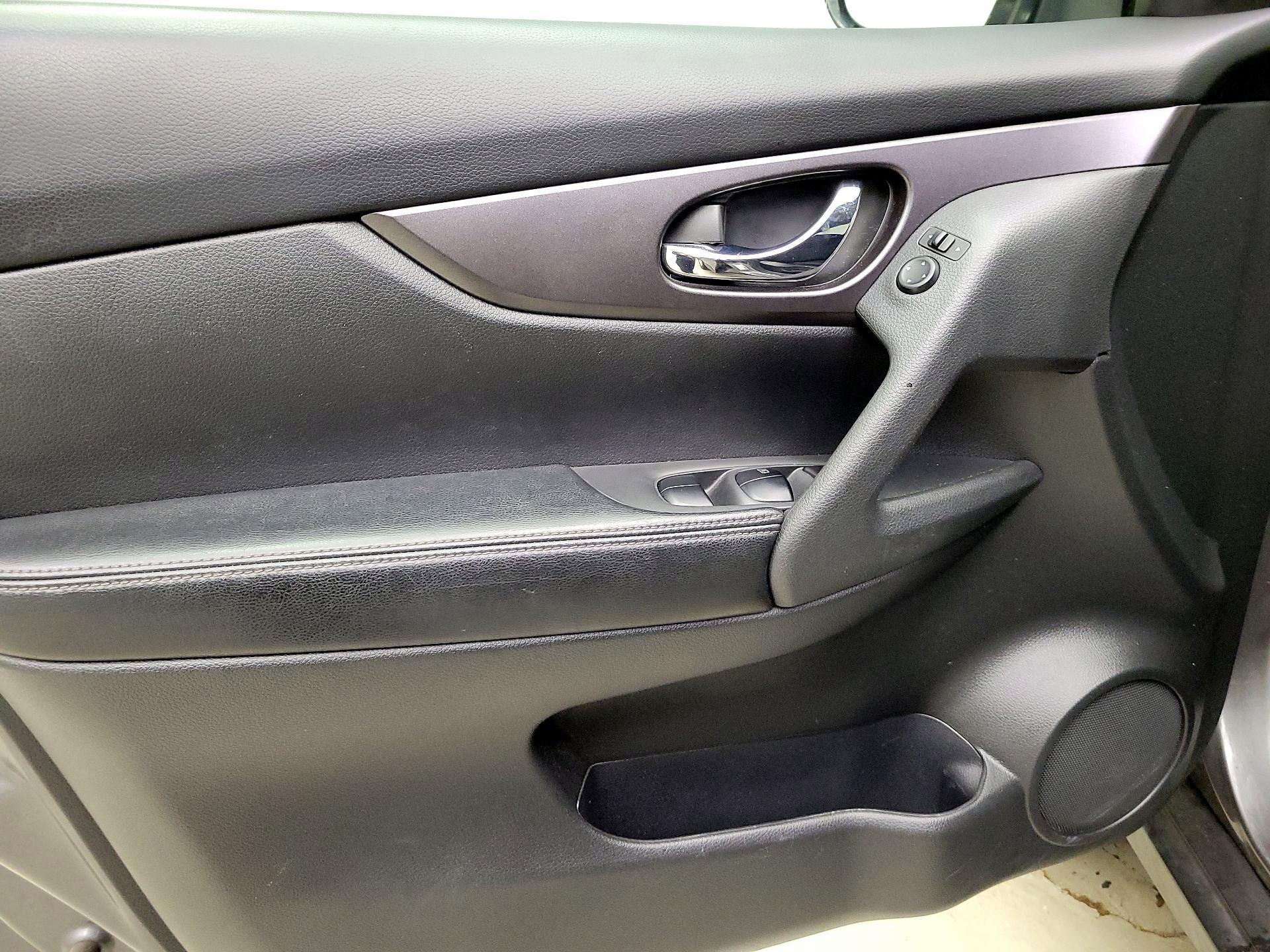 Thumbnail: 2016 Nissan Rogue - 12