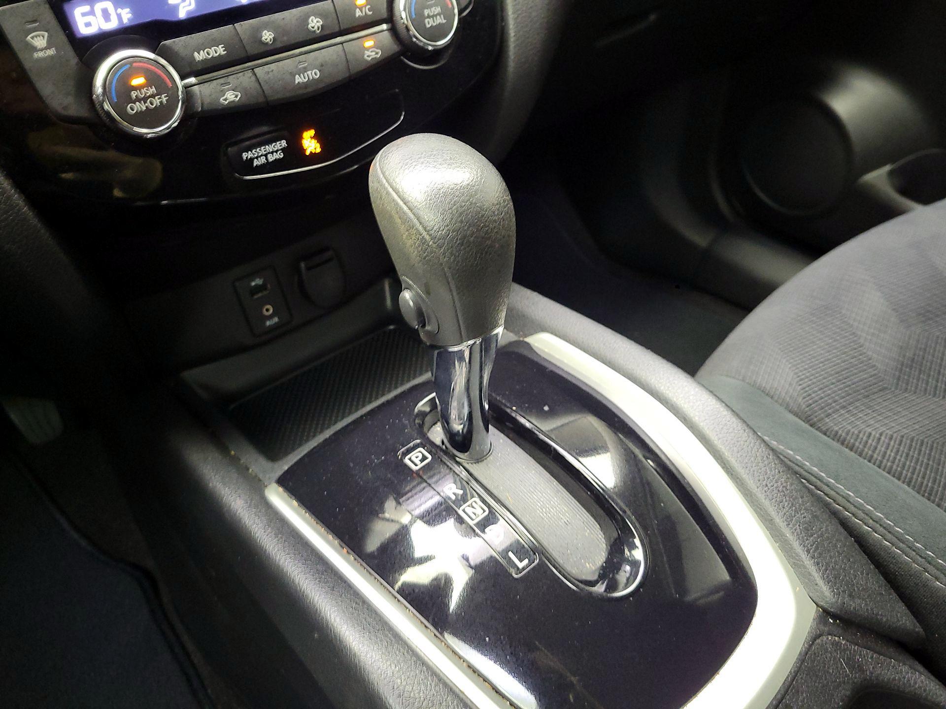 Thumbnail: 2016 Nissan Rogue - 17