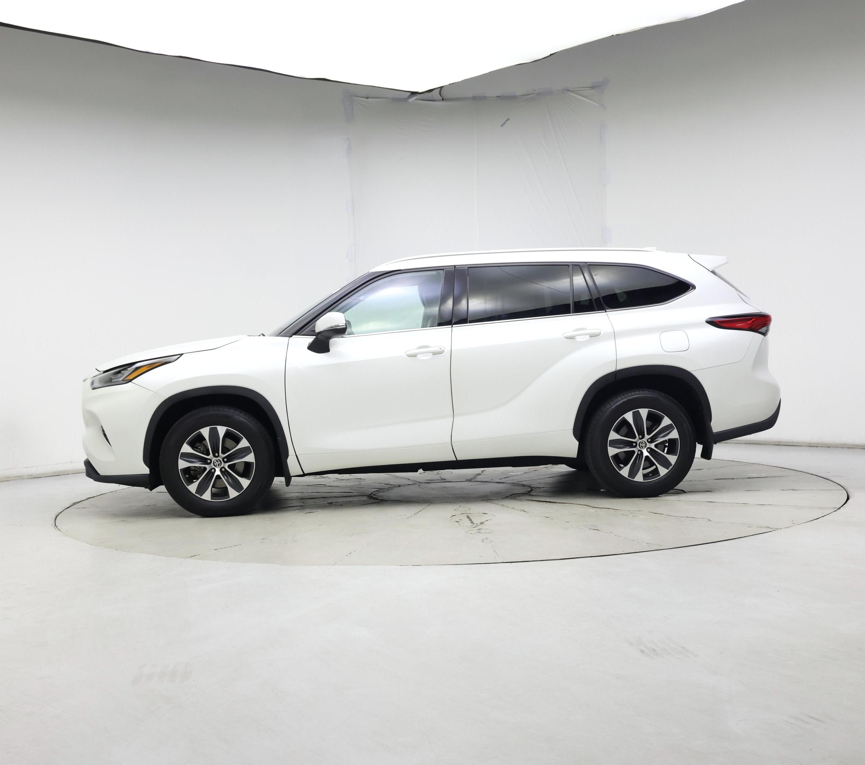 Thumbnail: 2020 Toyota Highlander - 3