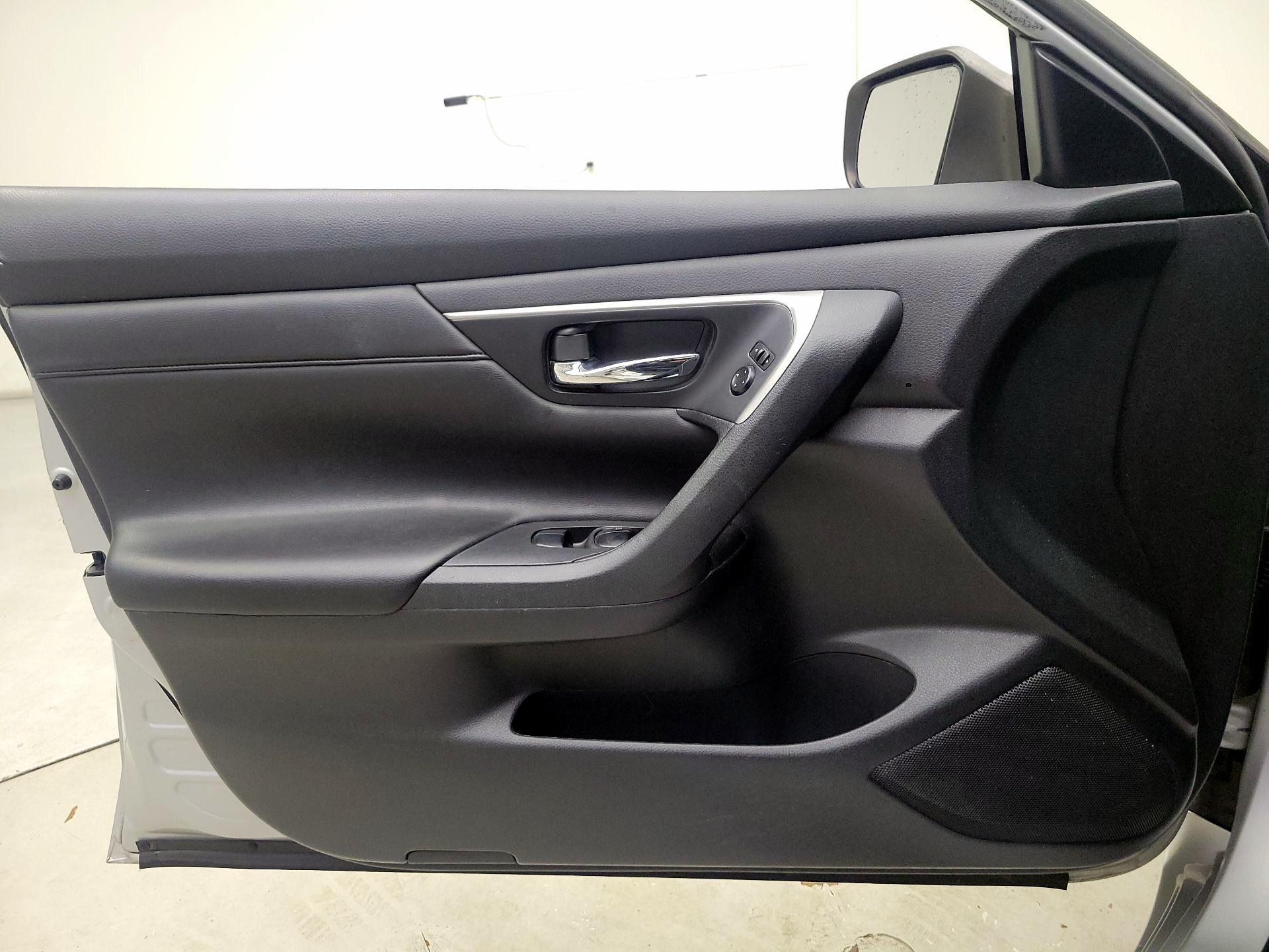 Thumbnail: 2015 Nissan Altima - 12