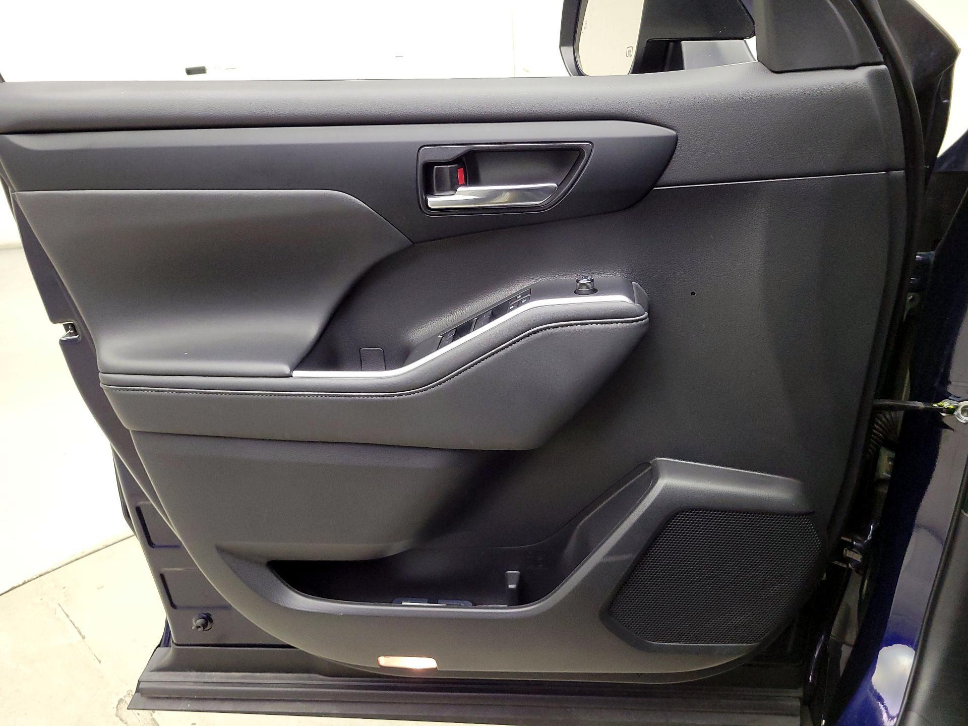 Thumbnail: 2022 Toyota Highlander - 12