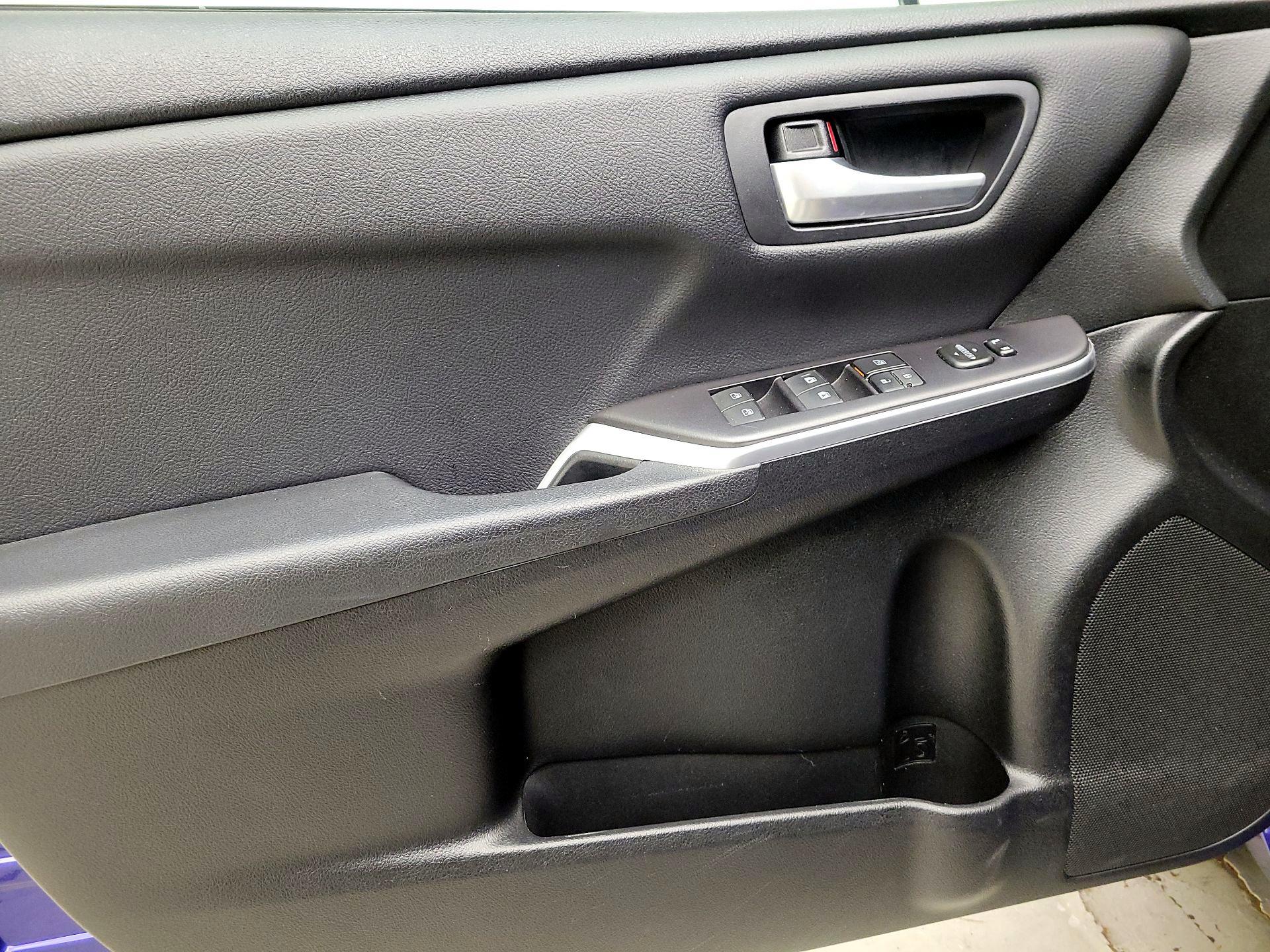 Thumbnail: 2016 Toyota Camry - 12