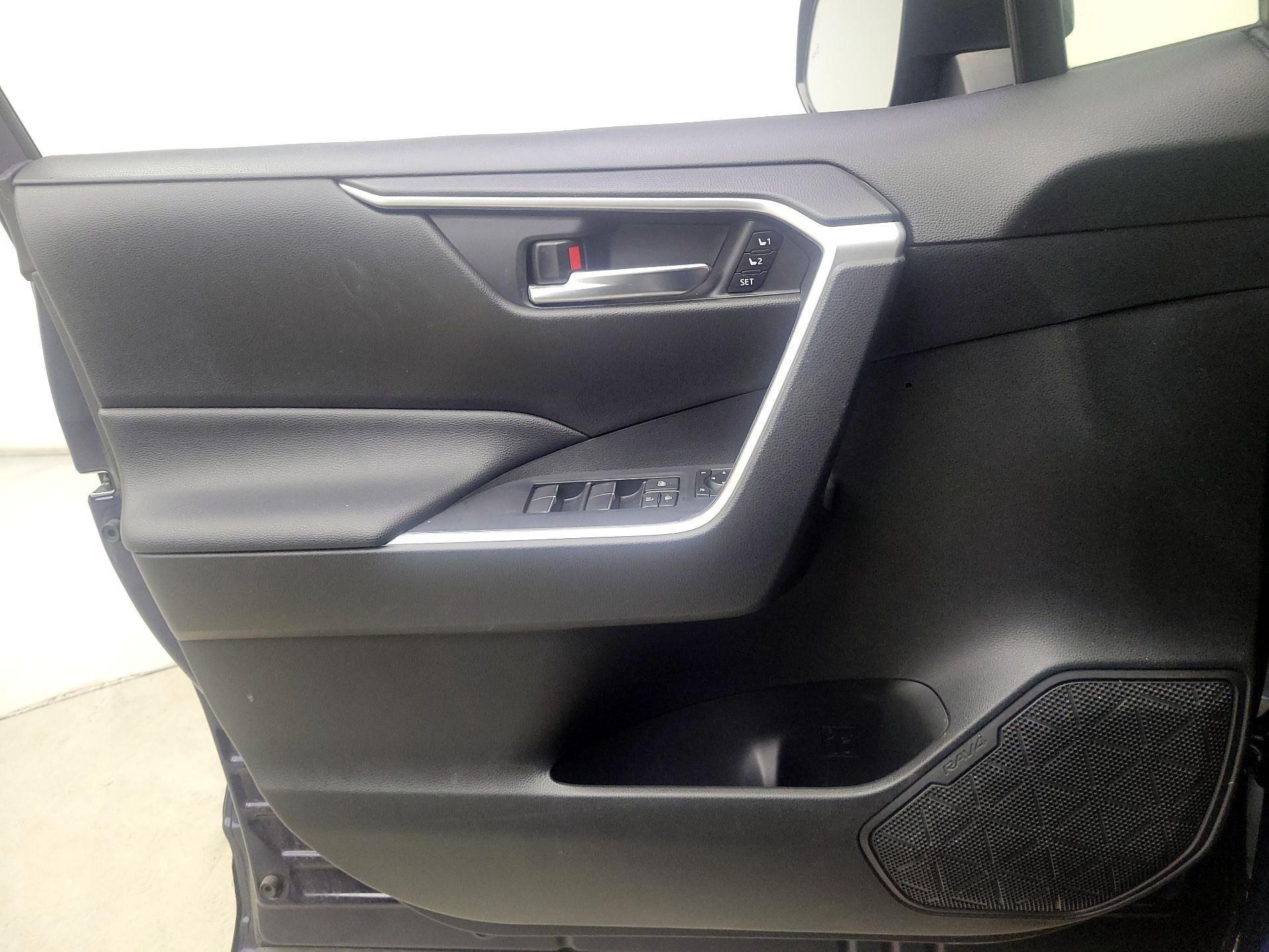 Thumbnail: 2020 Toyota RAV4 - 12