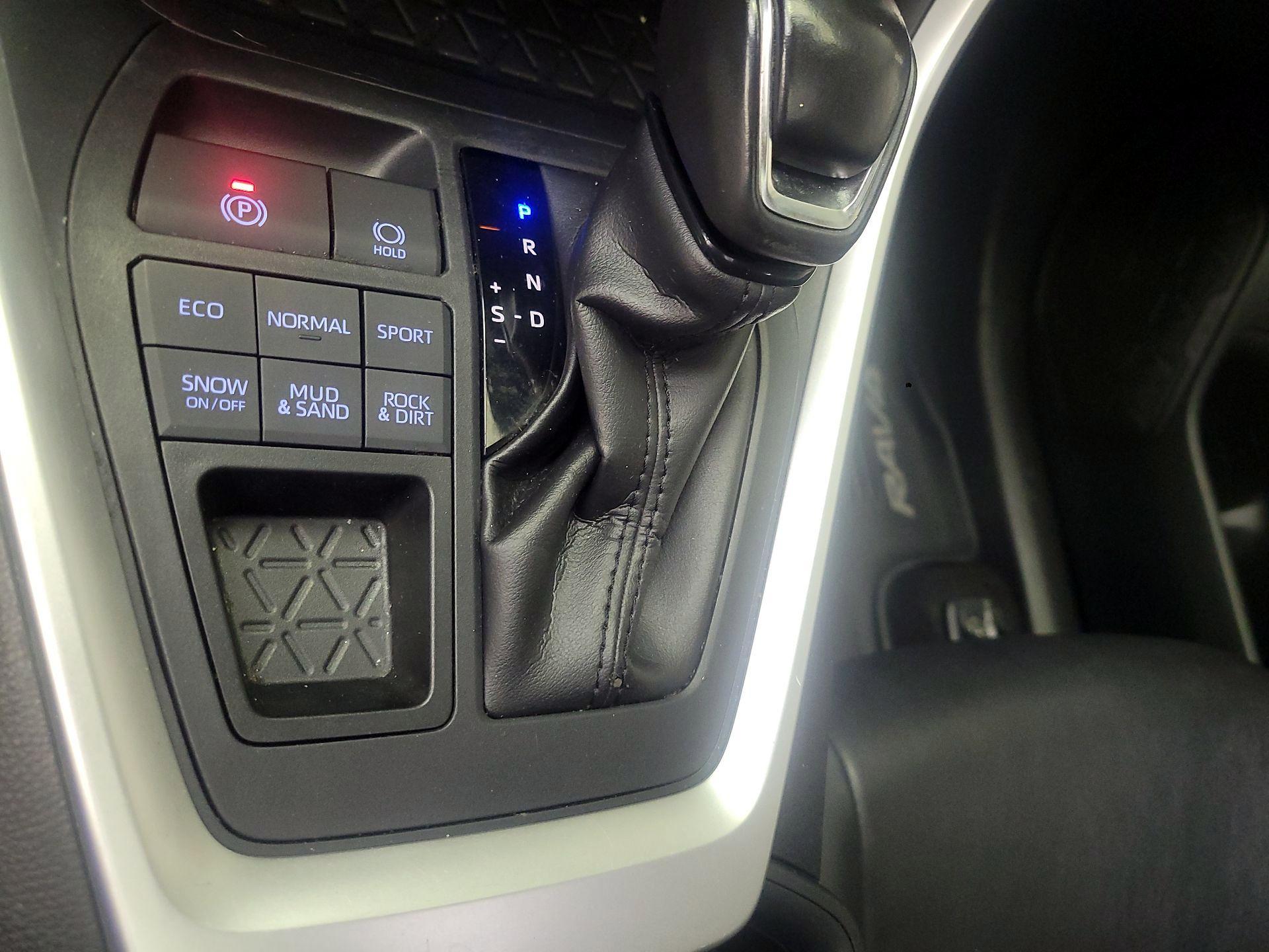 Thumbnail: 2020 Toyota RAV4 - 17