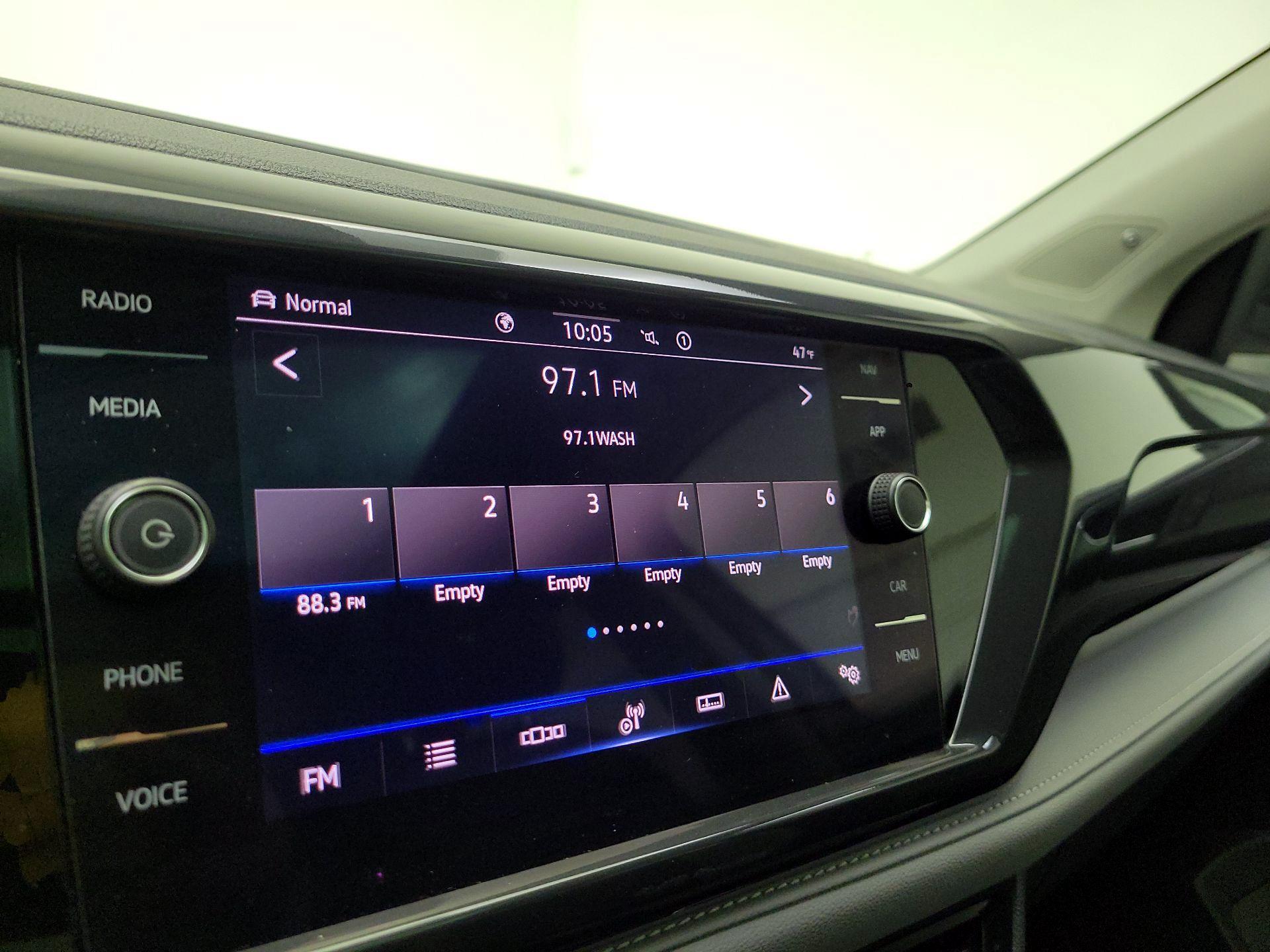 Thumbnail: 2022 Volkswagen Taos - 16