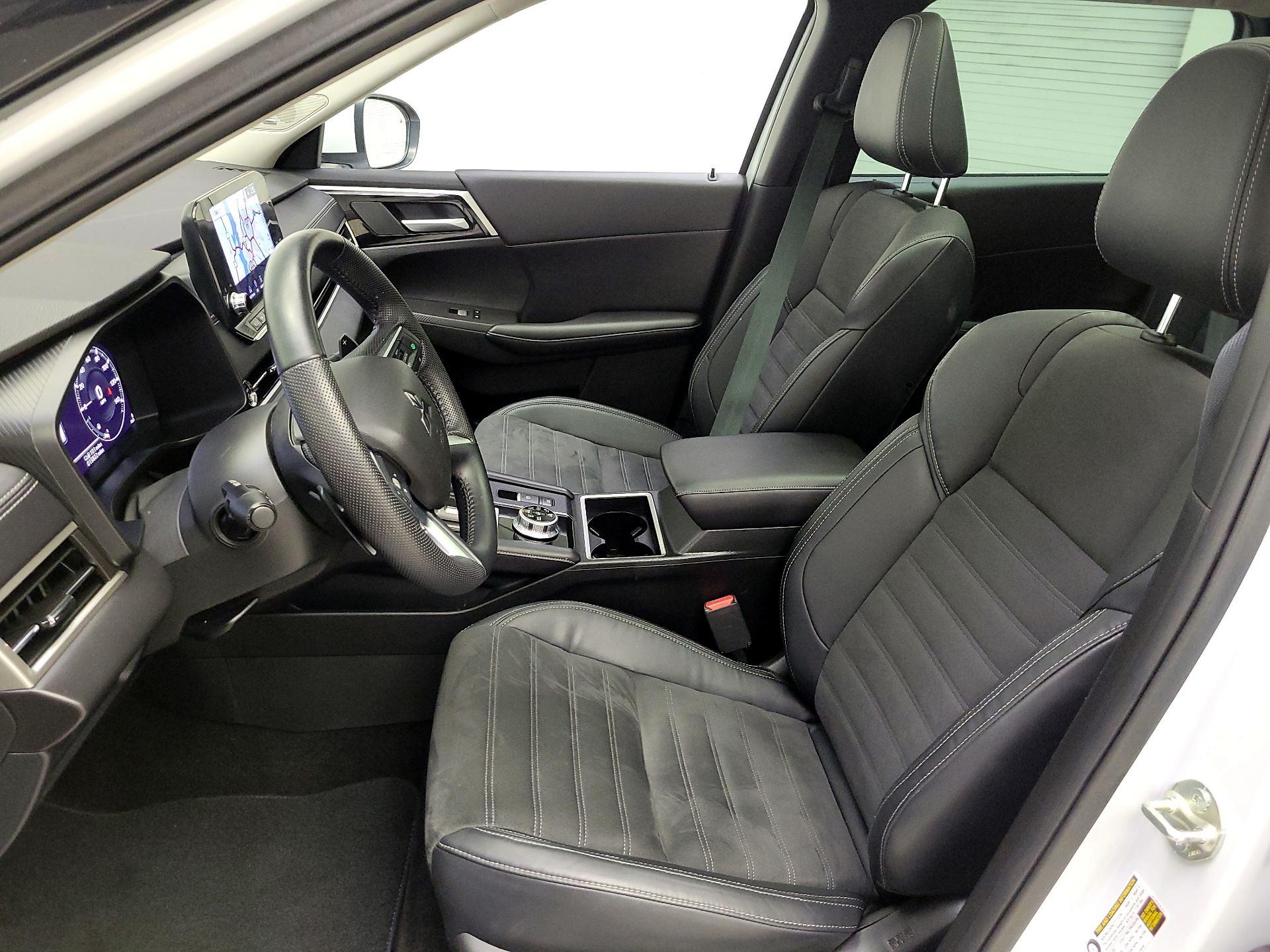 Thumbnail: 2023 Mitsubishi Outlander - 11