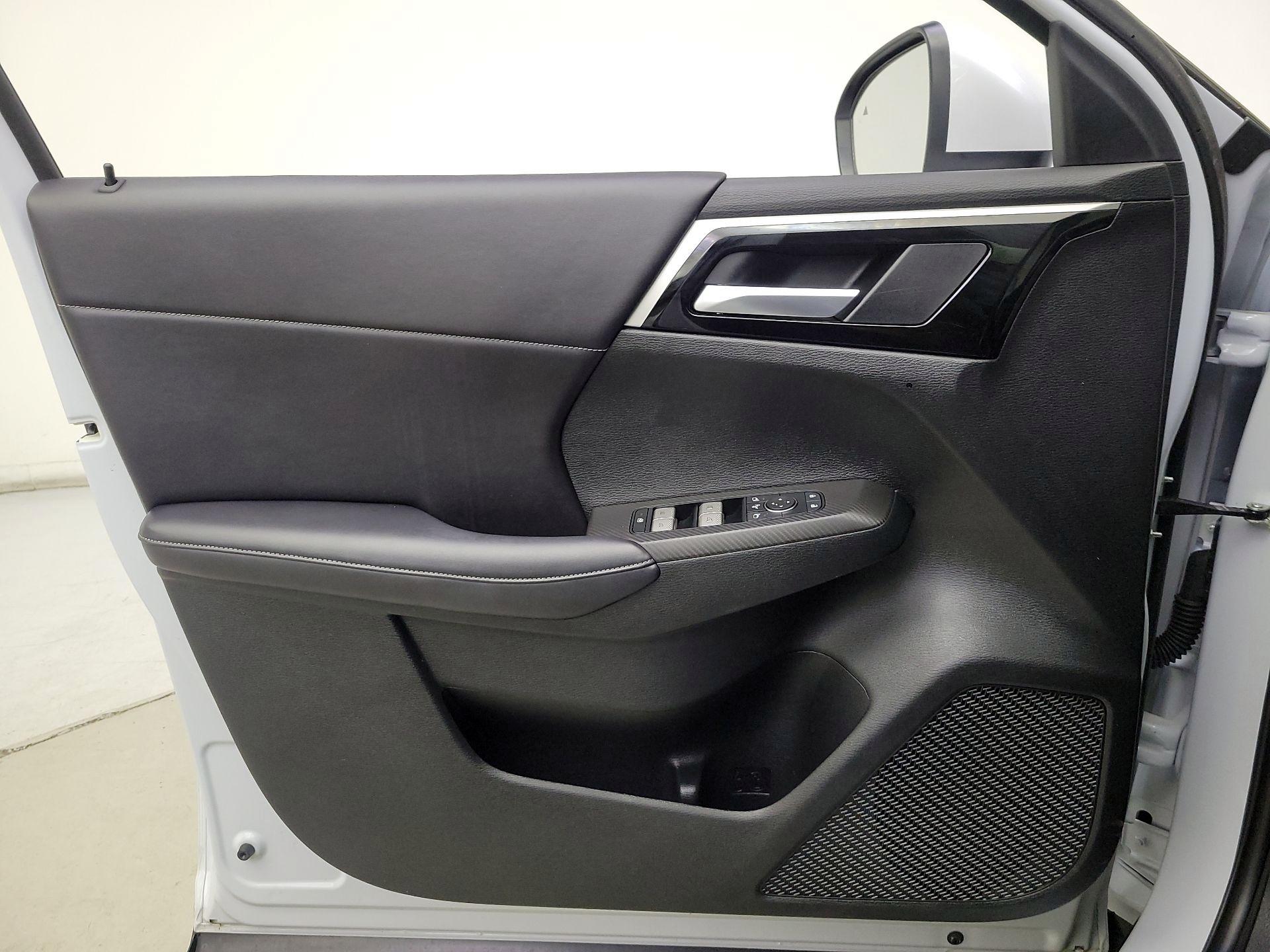 Thumbnail: 2023 Mitsubishi Outlander - 12