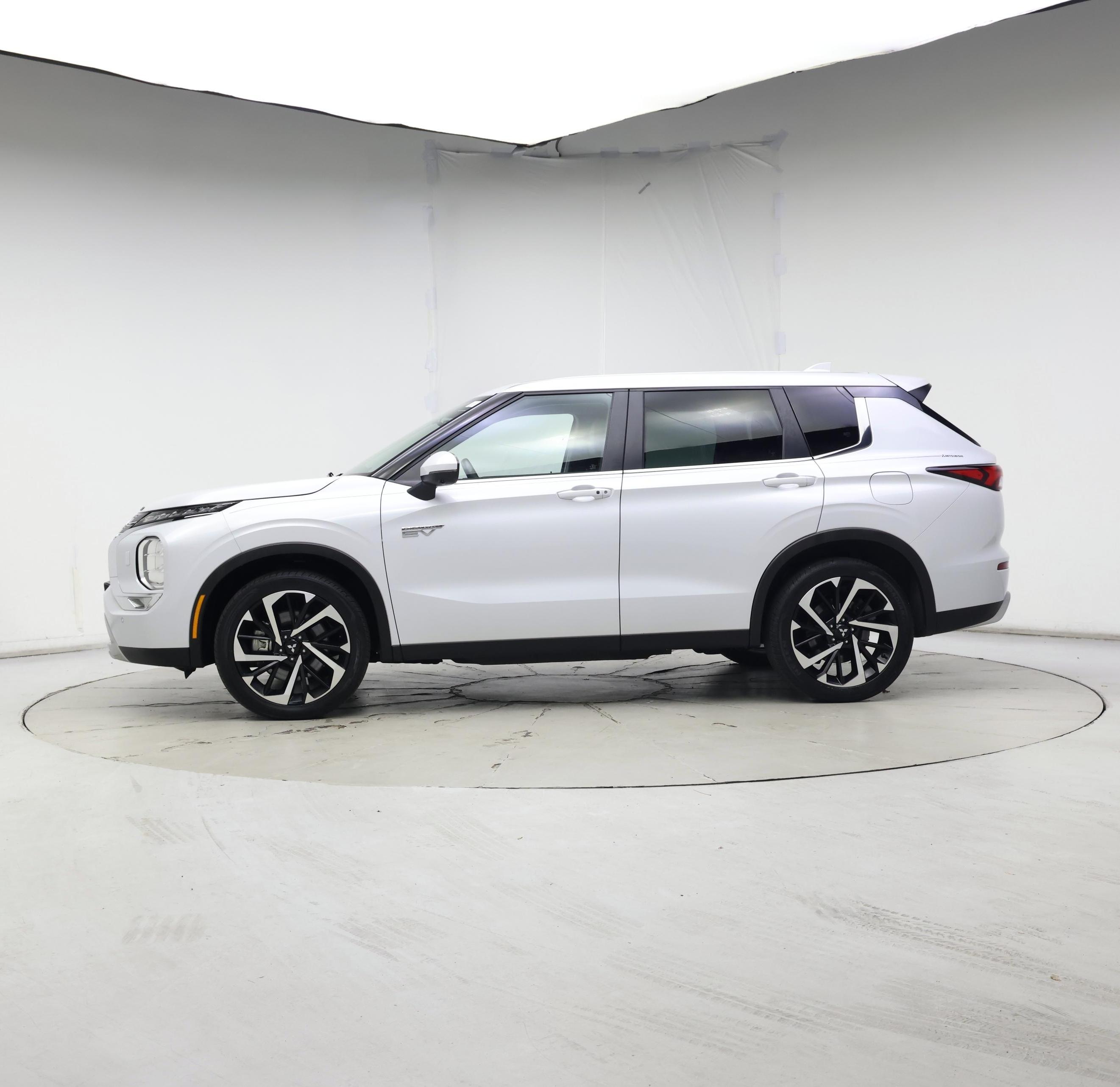 Thumbnail: 2023 Mitsubishi Outlander - 3