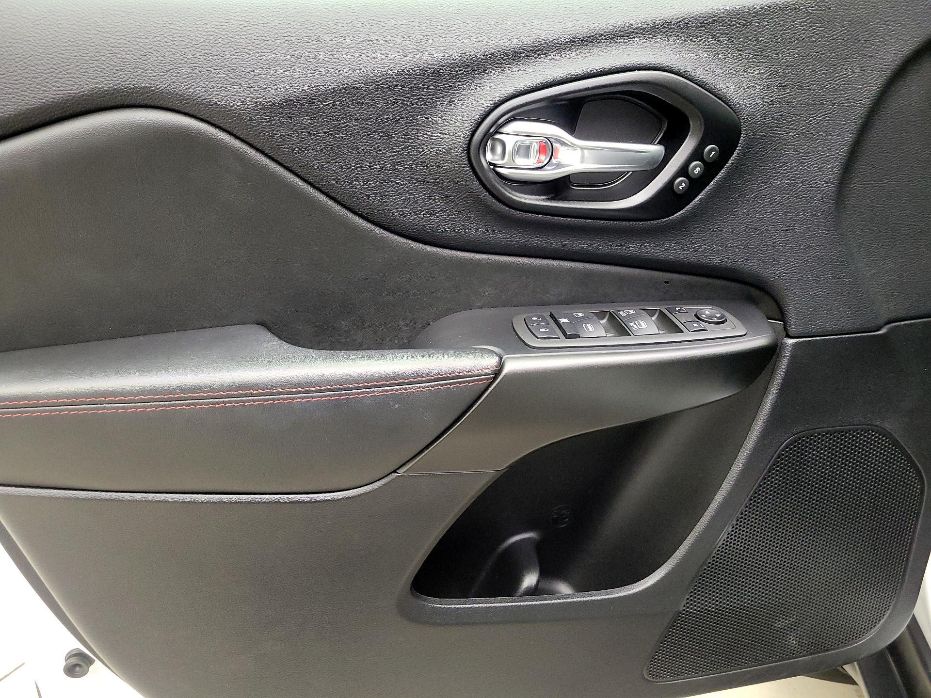 Thumbnail: 2022 Jeep Cherokee - 12