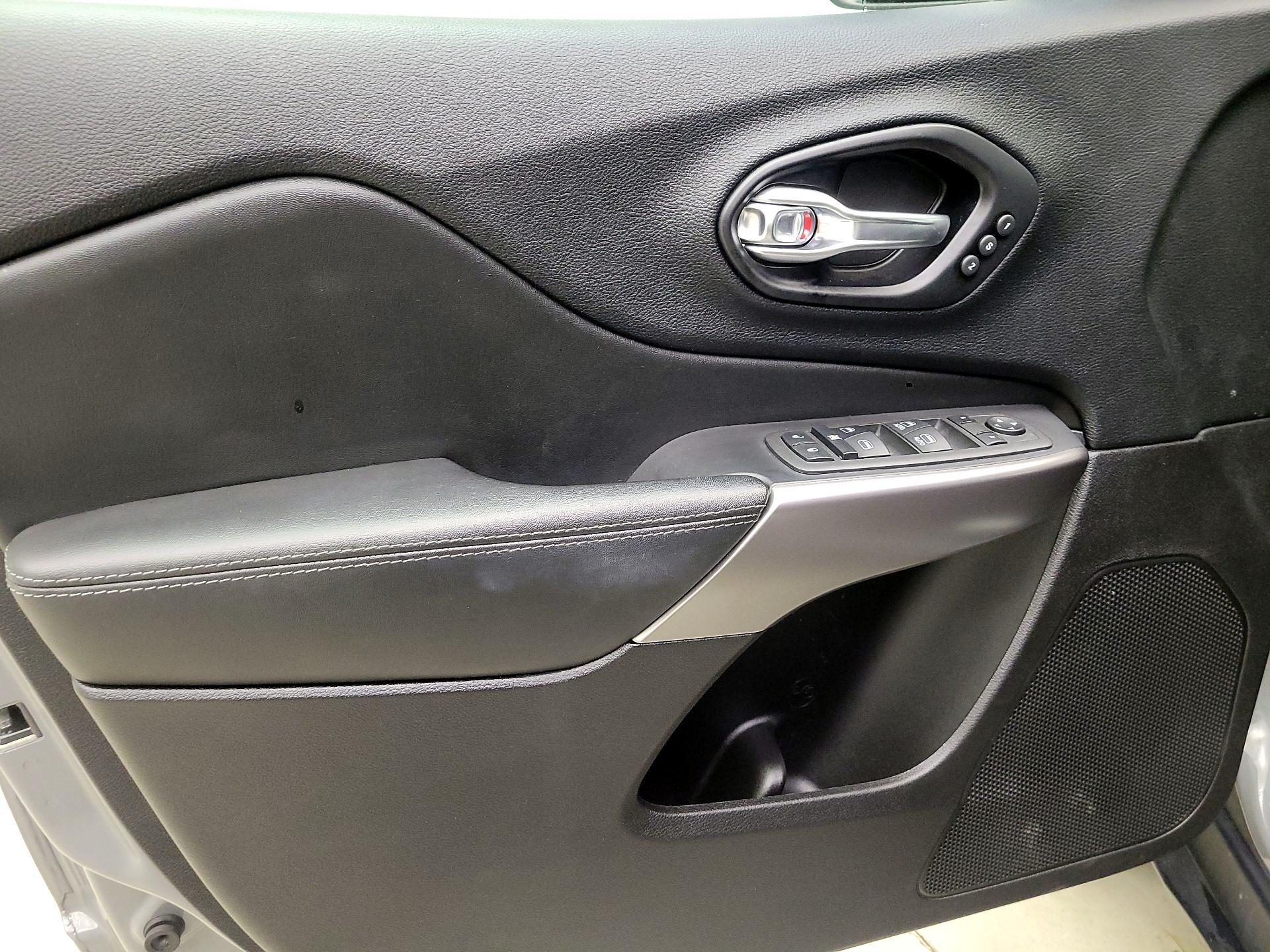 Thumbnail: 2021 Jeep Cherokee - 12