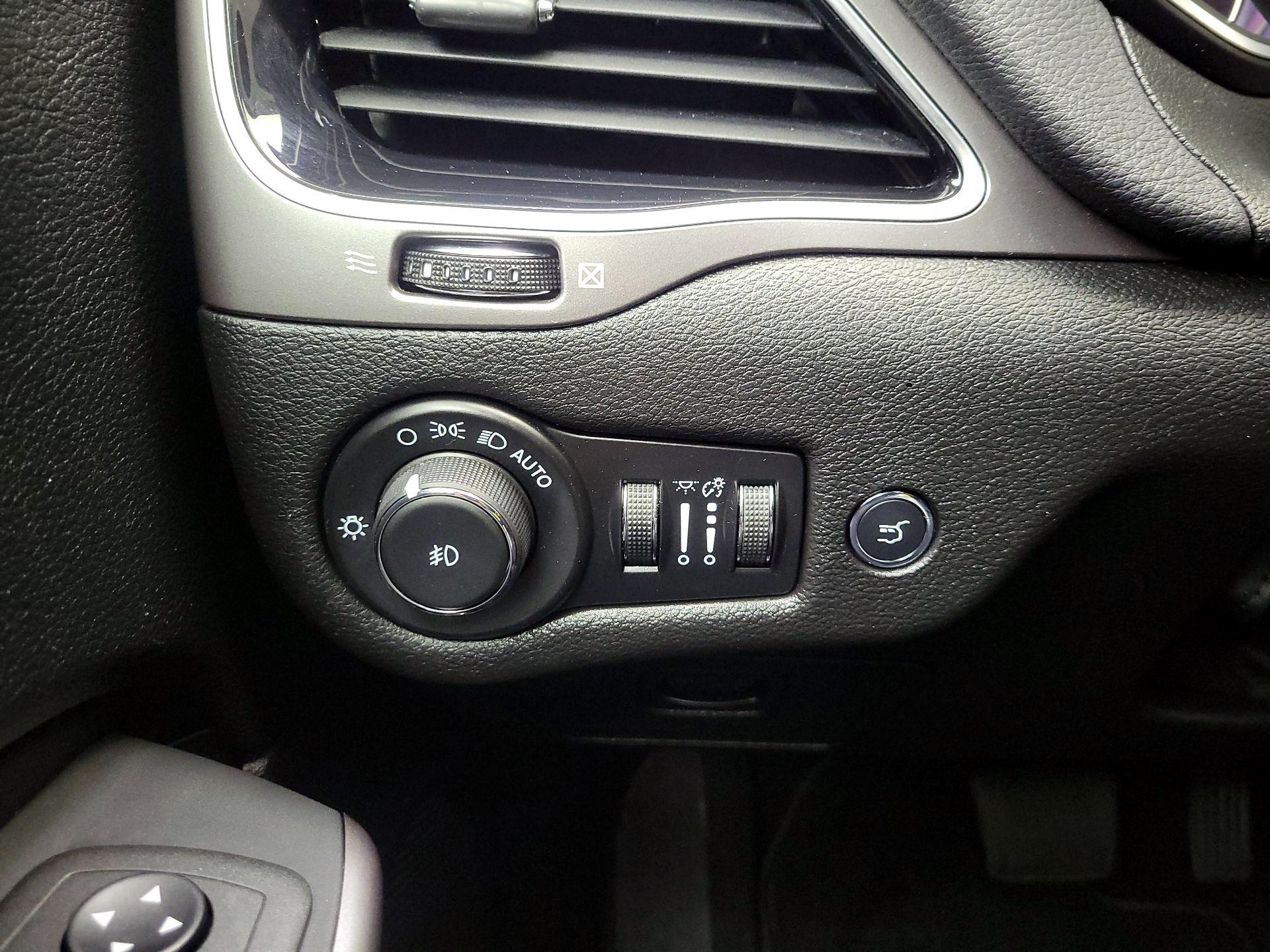 Thumbnail: 2021 Jeep Cherokee - 13