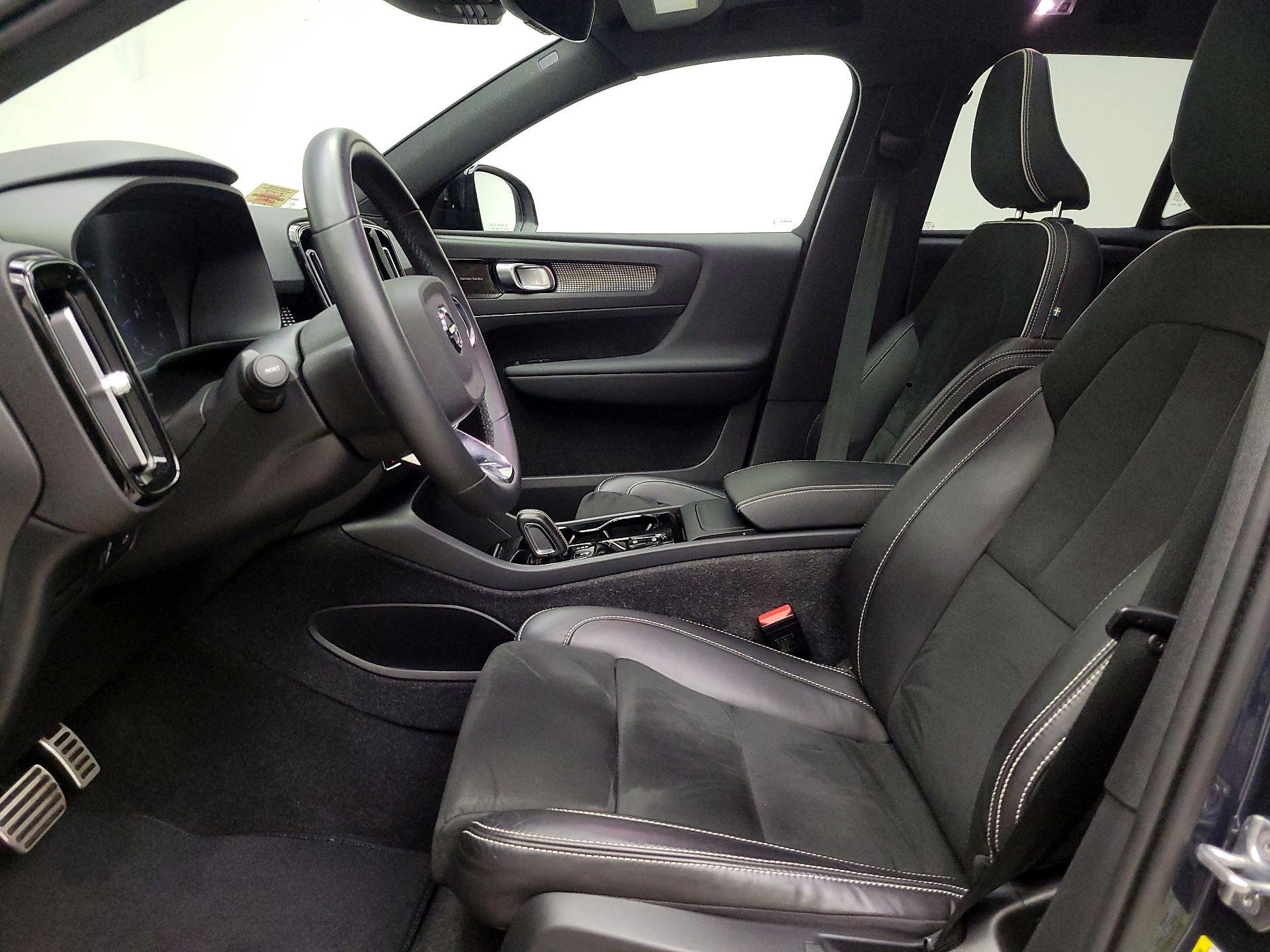 Thumbnail: 2022 Volvo XC40 - 11