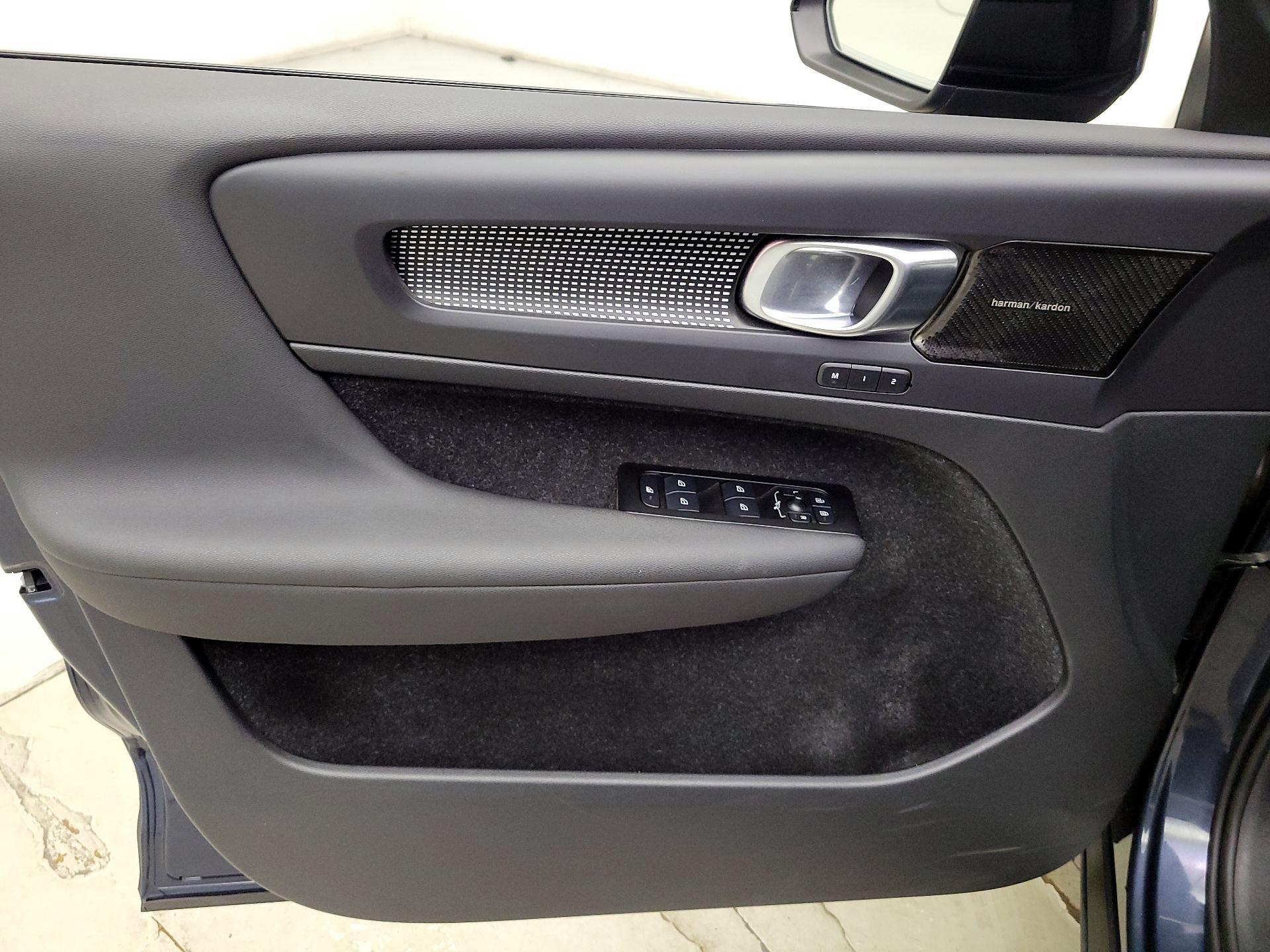 Thumbnail: 2022 Volvo XC40 - 12