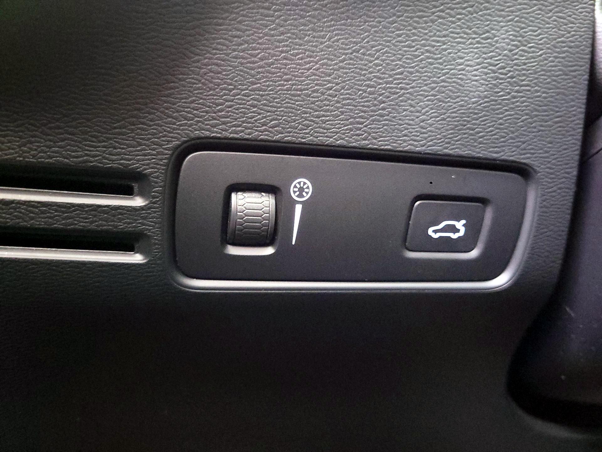 Thumbnail: 2022 Volvo XC40 - 13