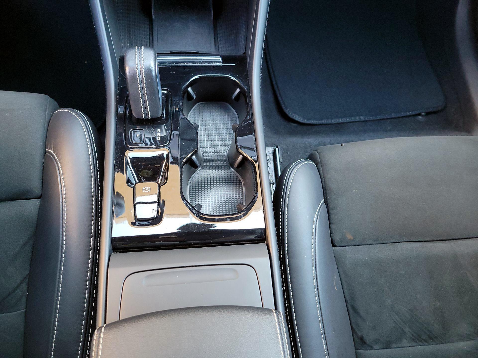 Thumbnail: 2022 Volvo XC40 - 18