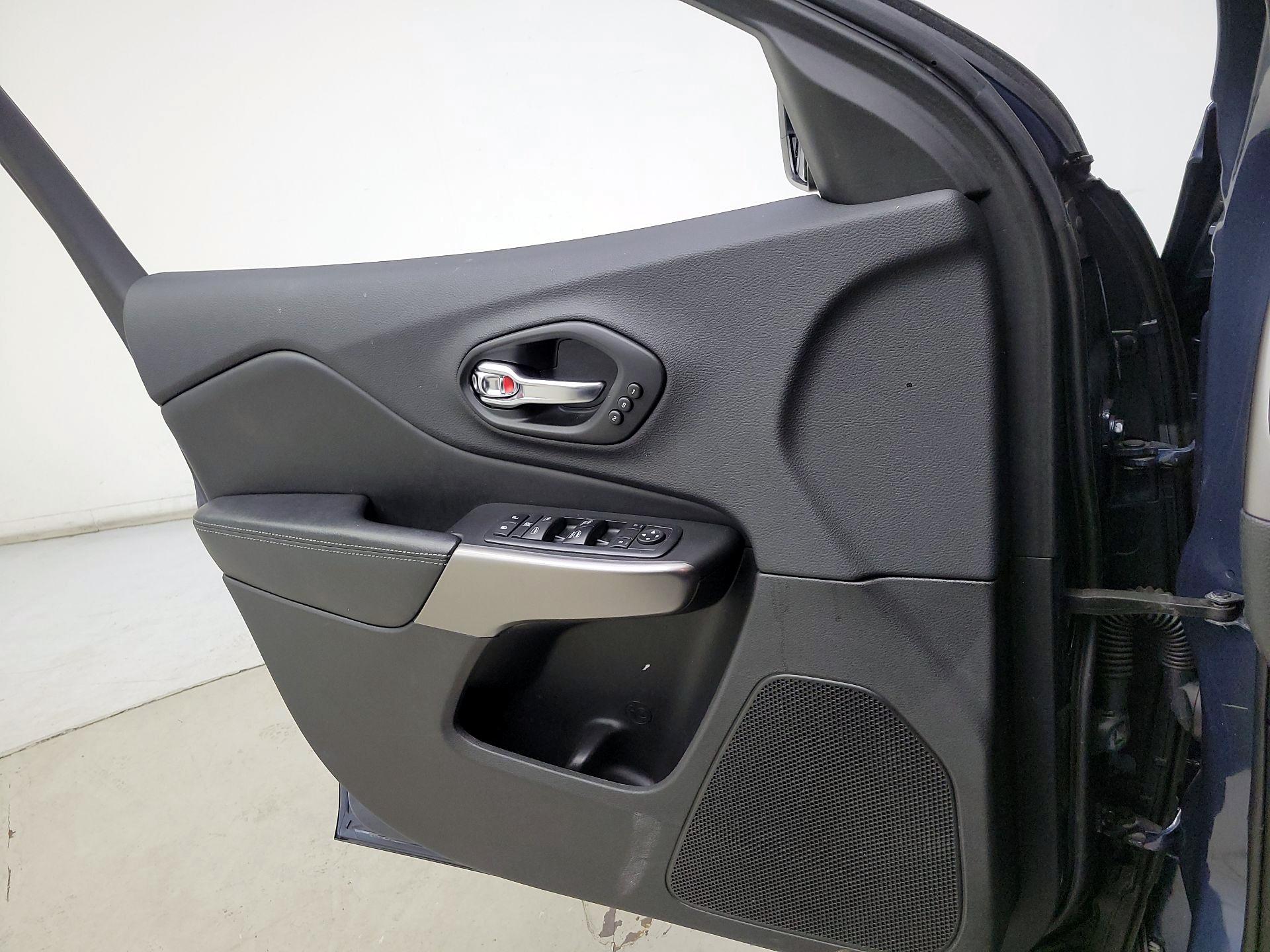 Thumbnail: 2019 Jeep Cherokee - 12