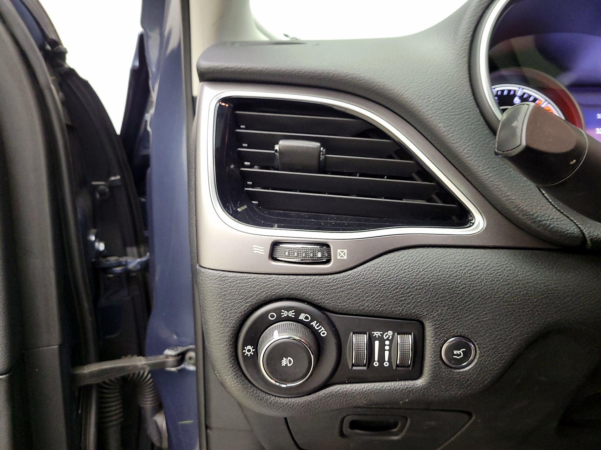 Thumbnail: 2019 Jeep Cherokee - 13