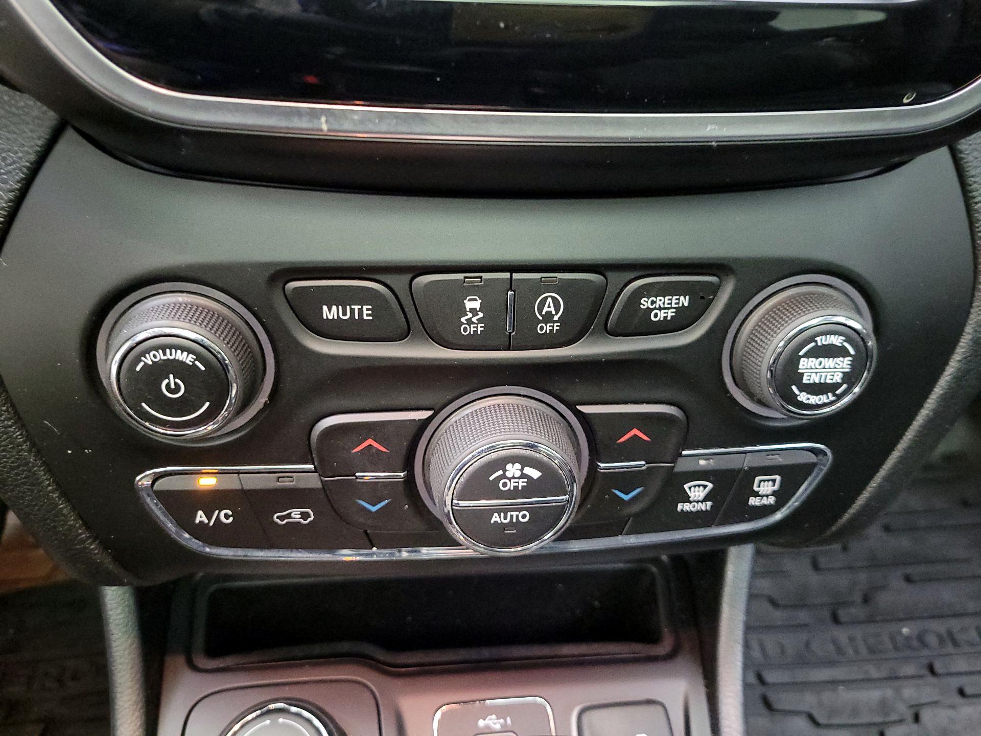 Thumbnail: 2019 Jeep Cherokee - 16