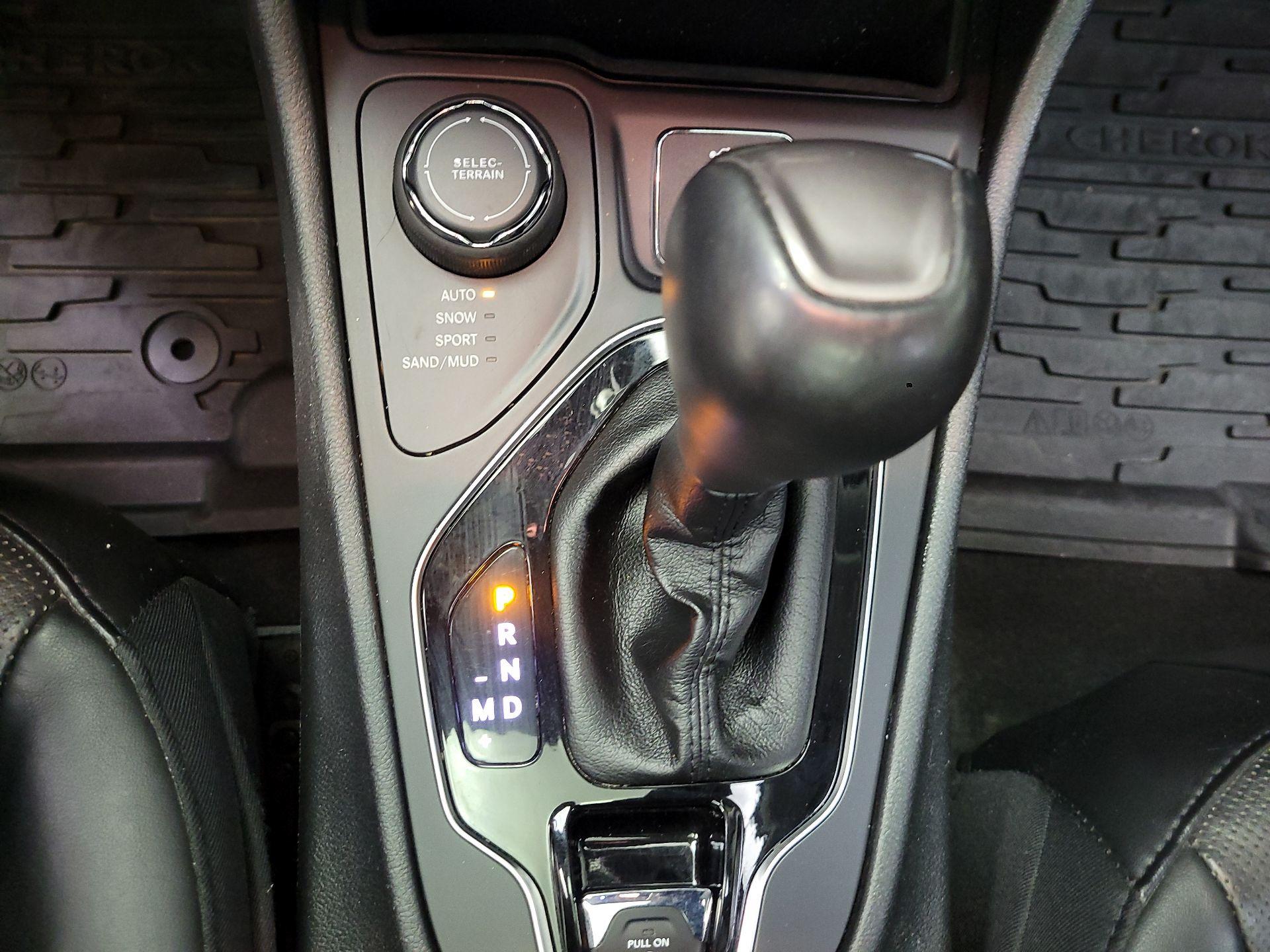 Thumbnail: 2019 Jeep Cherokee - 17