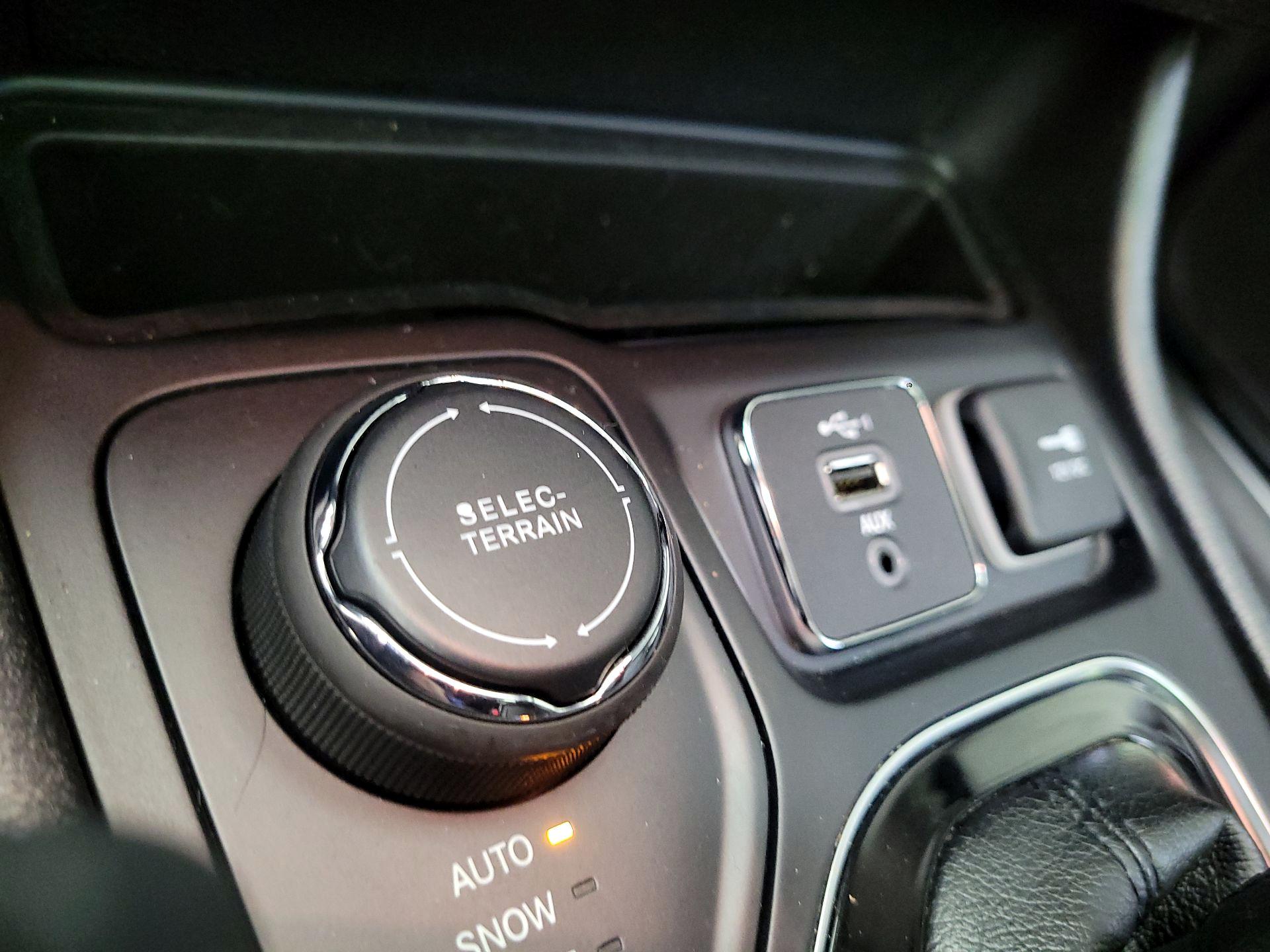 Thumbnail: 2019 Jeep Cherokee - 18