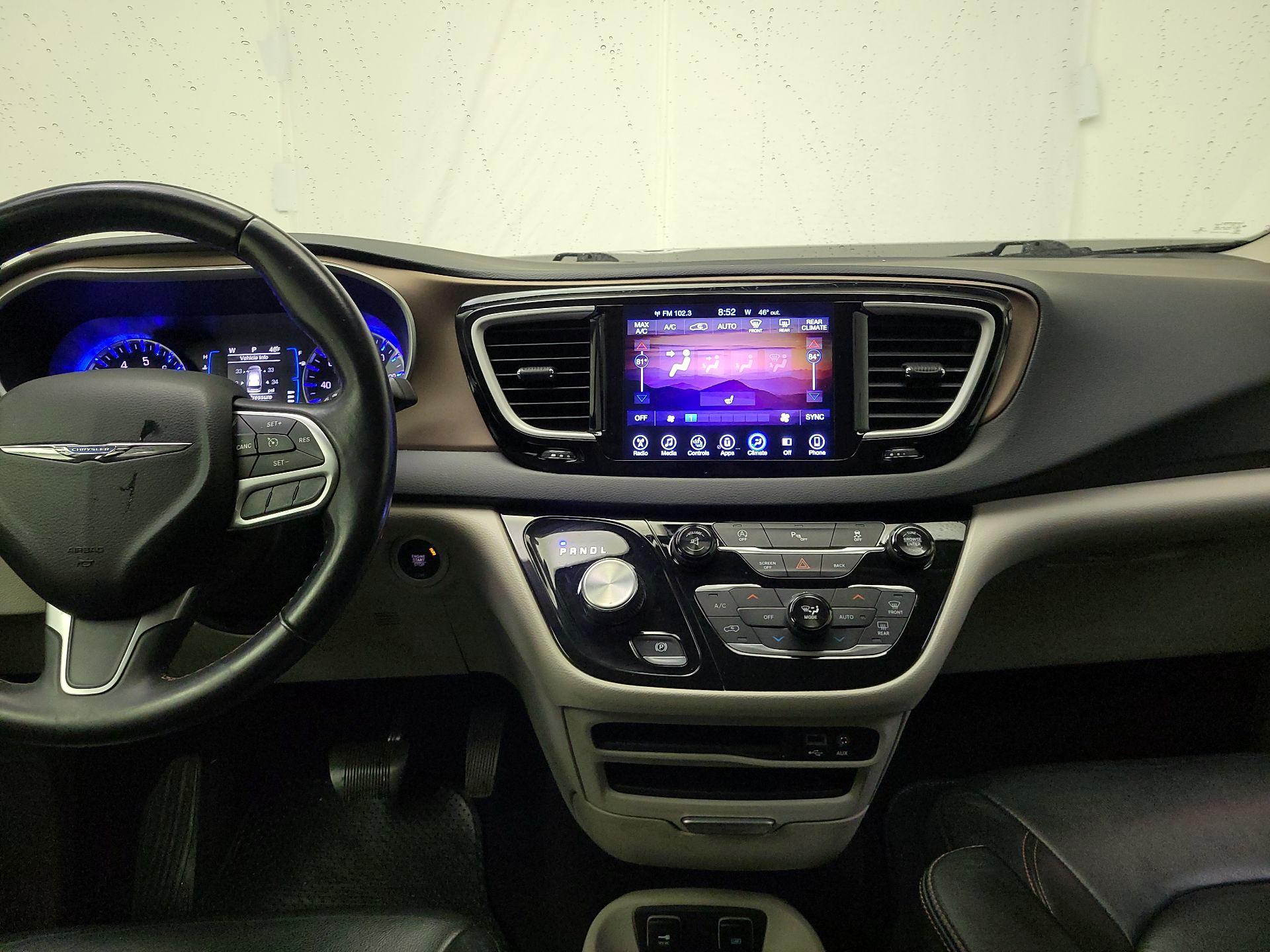 Thumbnail: 2017 Chrysler Pacifica - 9