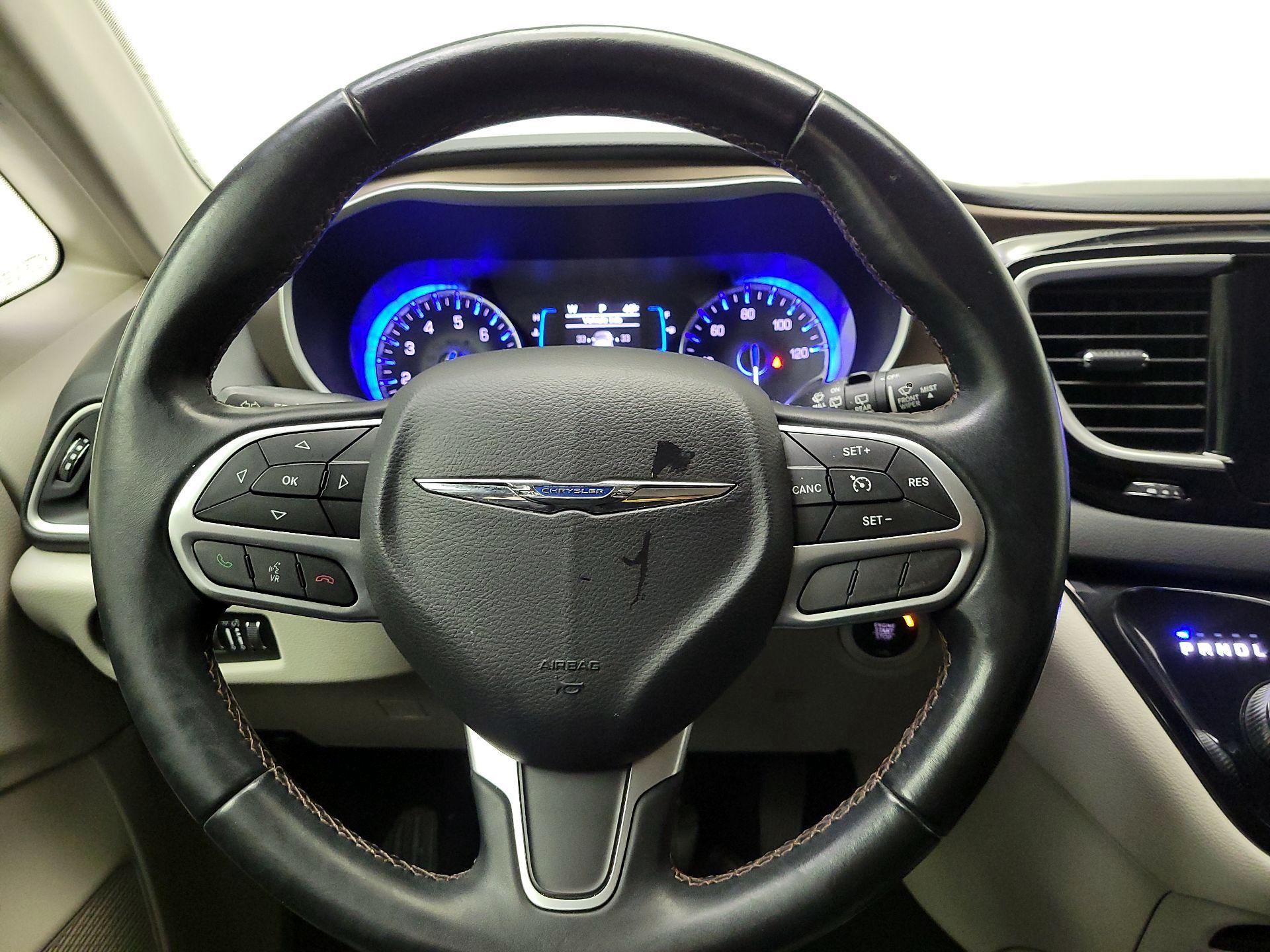 Thumbnail: 2017 Chrysler Pacifica - 10