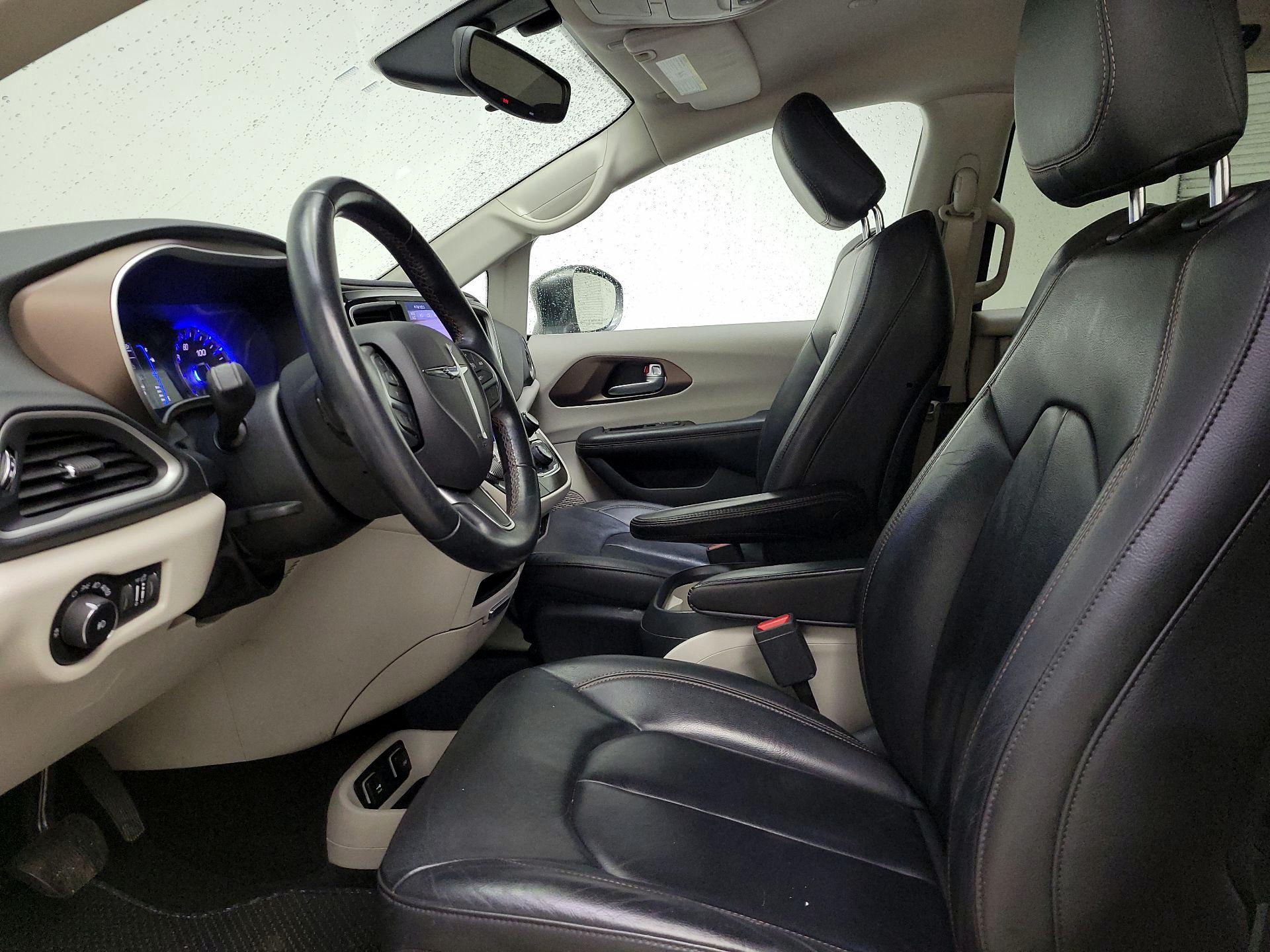 Thumbnail: 2017 Chrysler Pacifica - 11