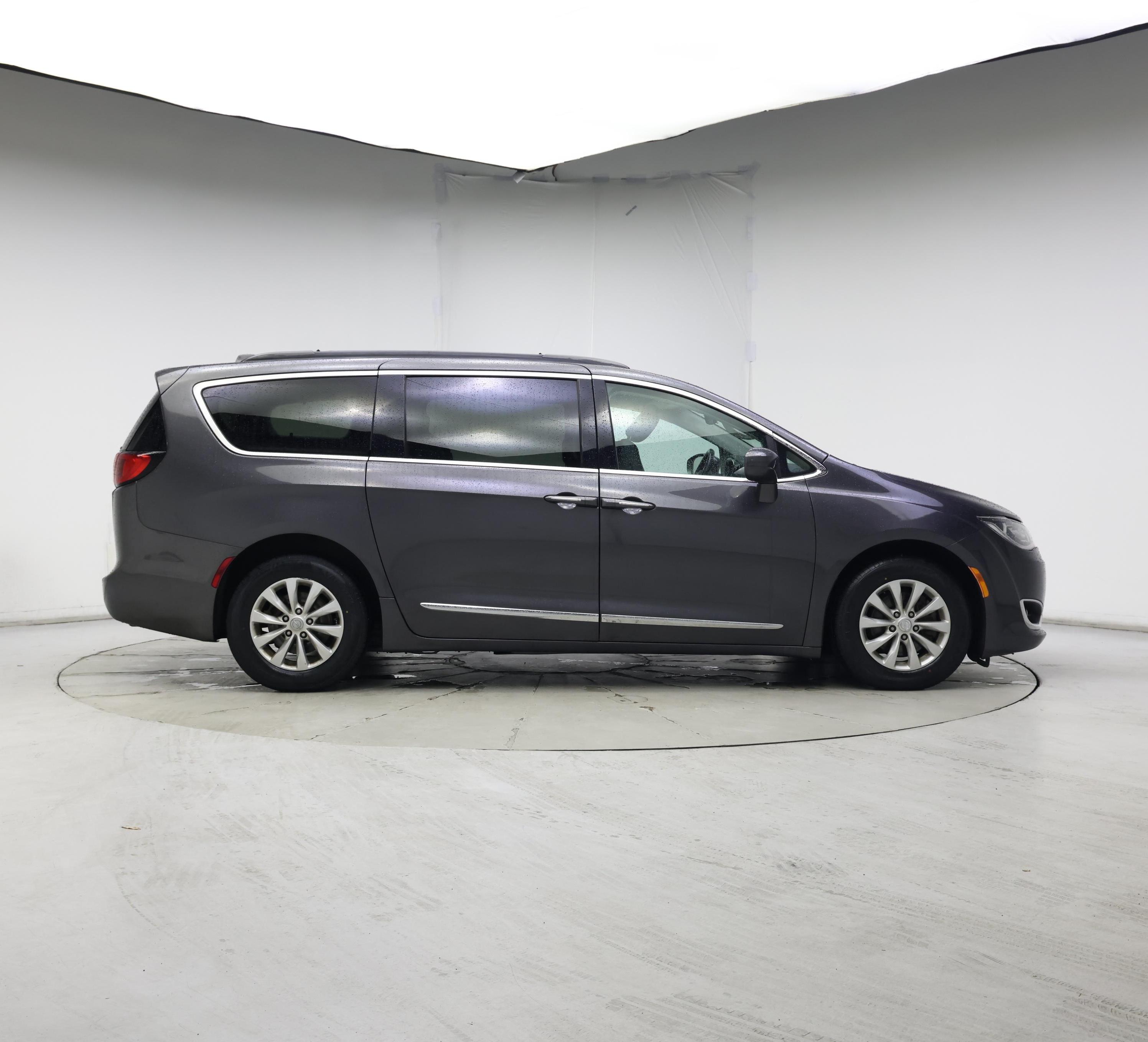 Thumbnail: 2017 Chrysler Pacifica - 7