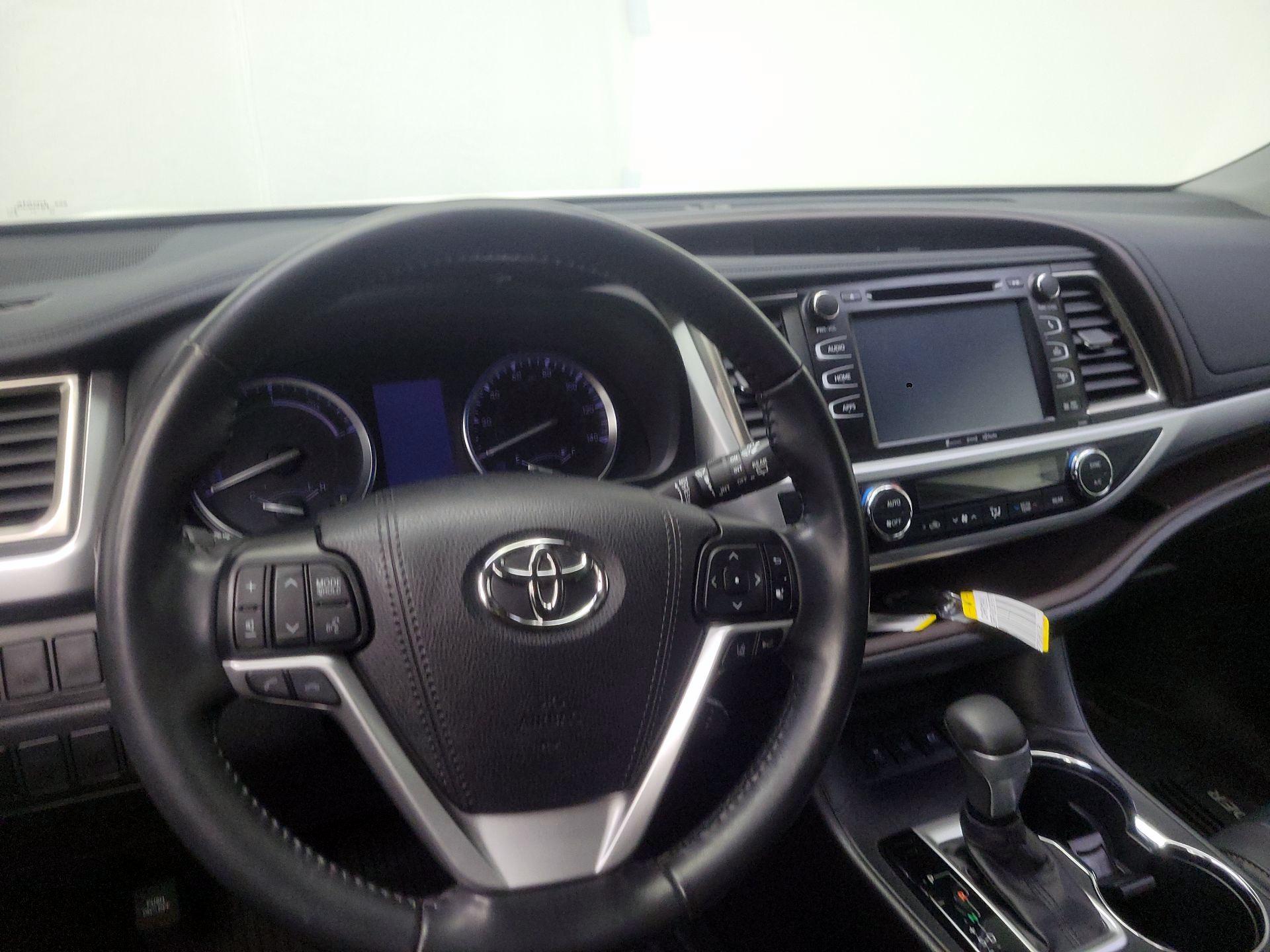 Thumbnail: 2019 Toyota Highlander - 10