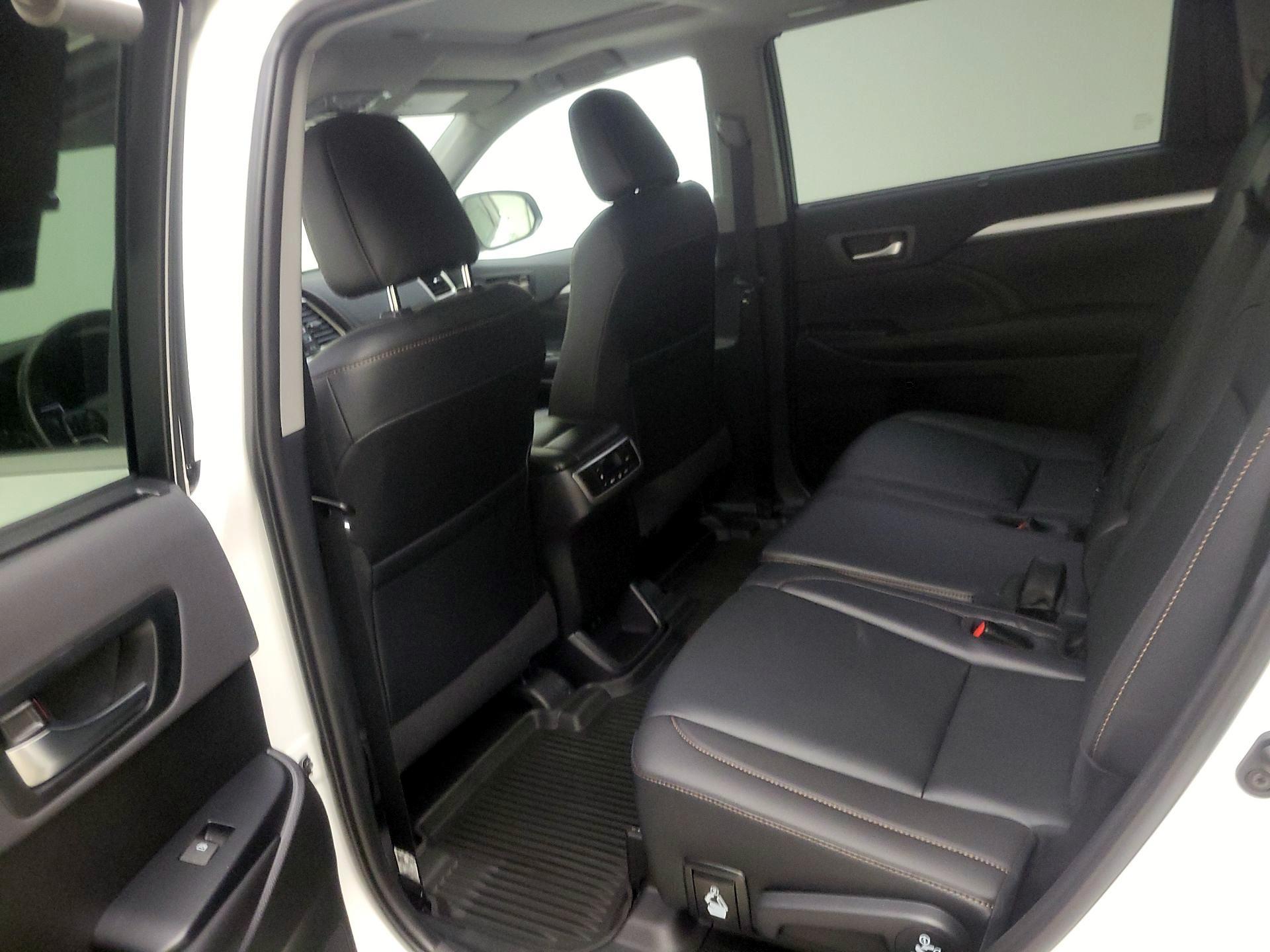 Thumbnail: 2019 Toyota Highlander - 19